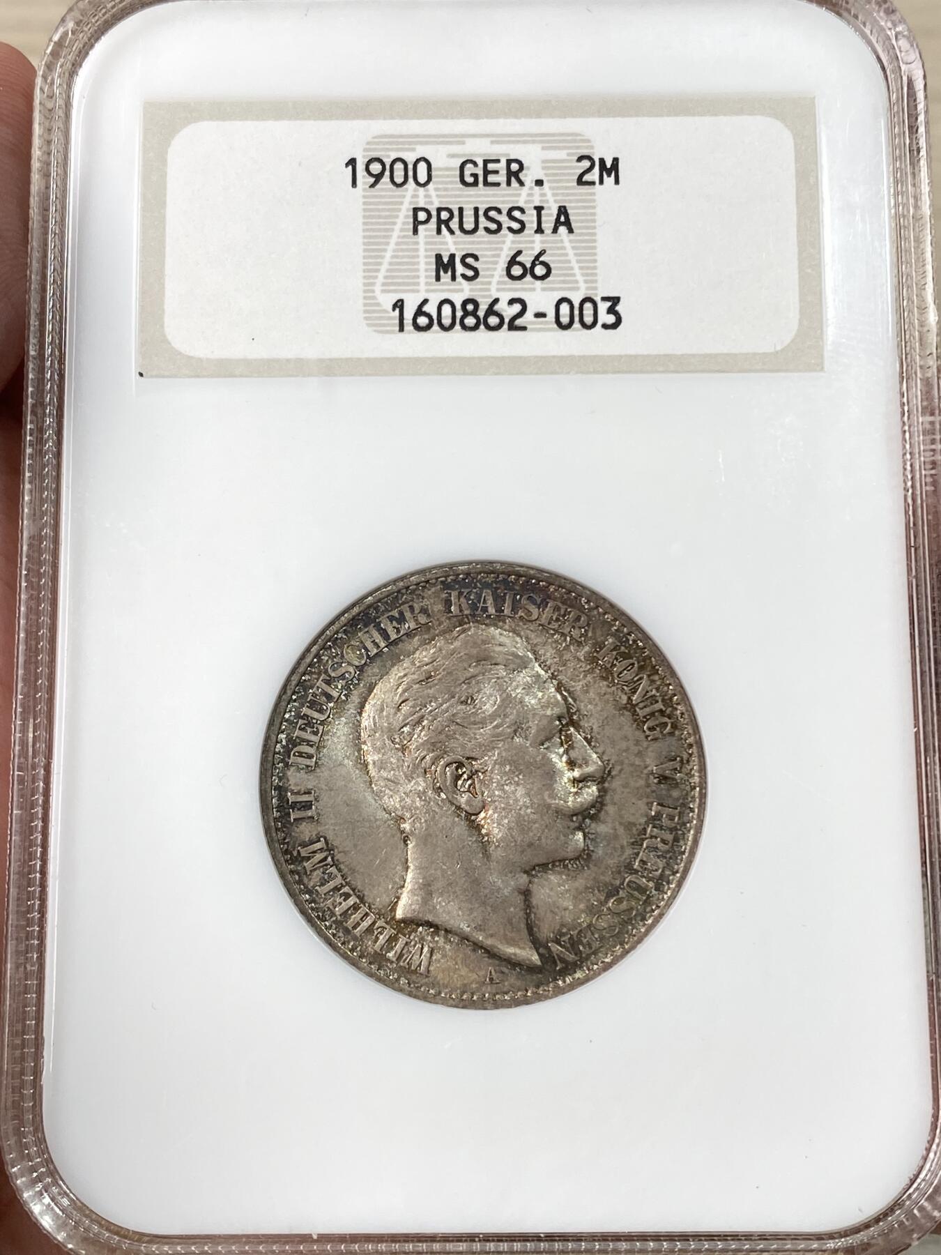 万国钱币拍卖第060期（万国六十期纪念大拍） NGC MS66 1900普鲁士威廉二世流通长翅2马克 高品罕见年份 油润丝绒五彩 肉眼无暇GEM品质 小中见大的顶级品相 NGC古董三明治盒