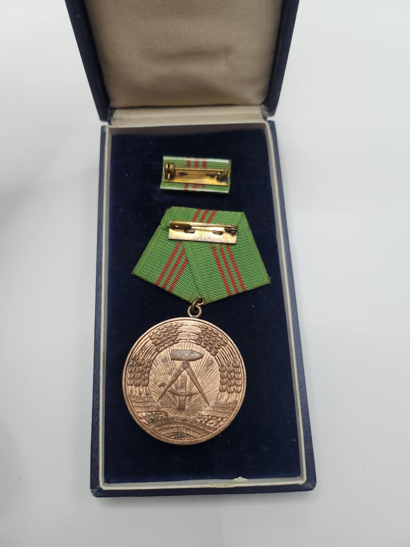 南水社首场拍卖 民主德国内政部铜级忠诚服役奖章 最早期版本，盒略章齐全完好