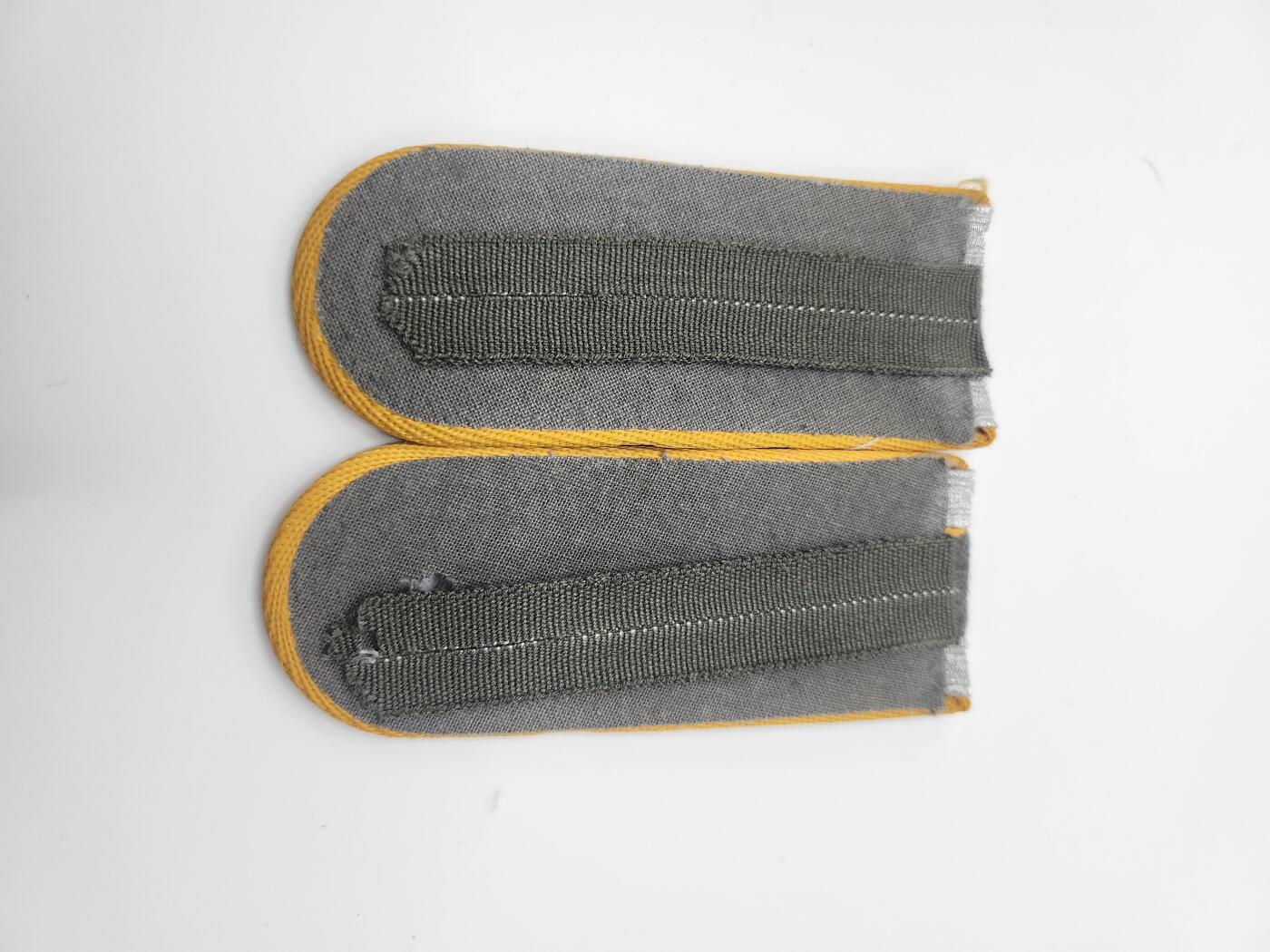 南水社首场拍卖 民主德国人民军士官肩章一副