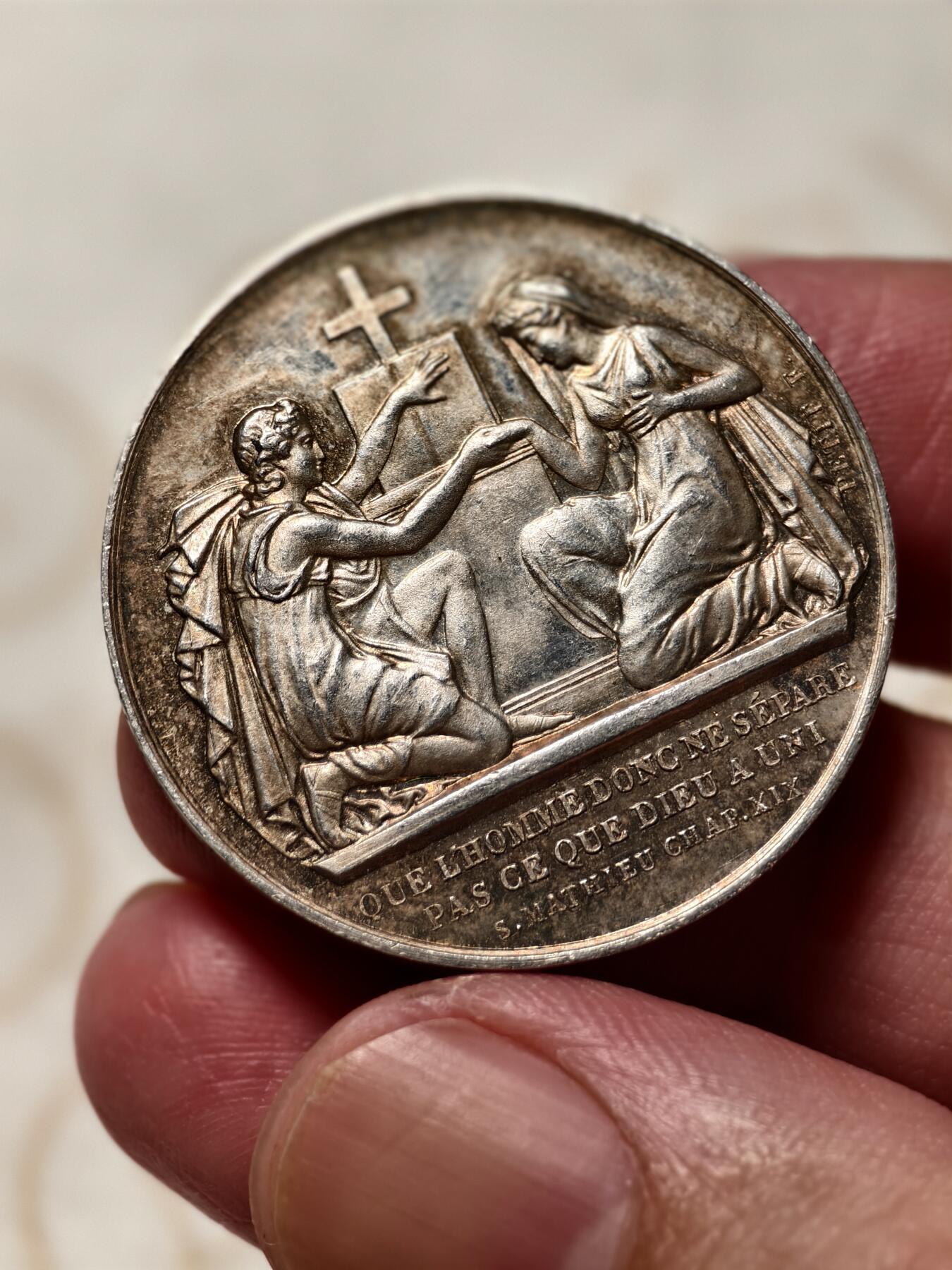 抚柳草堂-第十一期章牌钱币  奖章勋章限时免佣 满百包邮 放漏专场 1874法国婚姻与爱情纪念银章 蜜蜂边铭 950高银重14.5g淡彩包浆手刻花押 难得好品