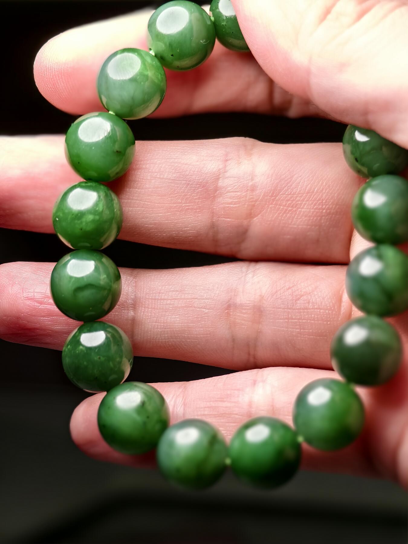 抚柳草堂-第十一期章牌钱币  奖章勋章限时免佣 满百包邮 放漏专场 和田玉碧玉圆珠手串 永久保真包过国检 结构紧密丝绢光泽 珠径适中 颜色浓郁 上身效果佳 微有纹裂黑点 珠径(mm):11.7;重量(g):45.5