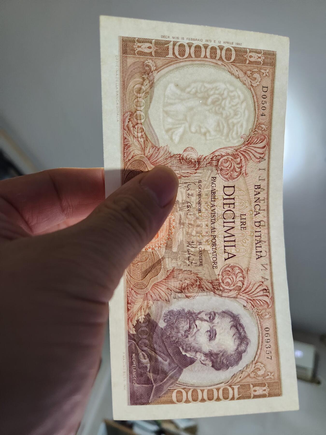 1月27号晚上8点 外国纸币自动截拍第14场 意大利10000几乎全新有眼