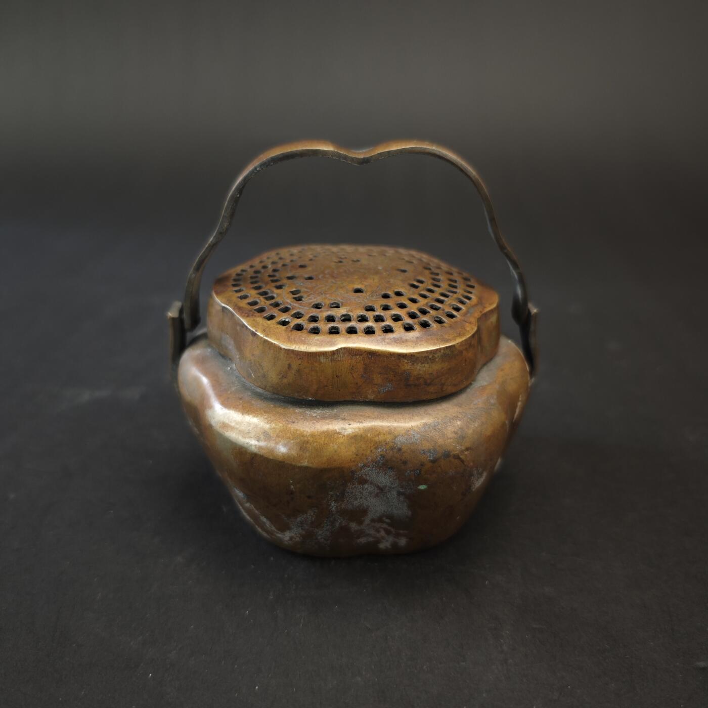 上海都达杂项专场九（全场包邮） 清 铜刻花卉海棠形手炉1-274