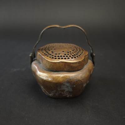 上海都达杂项专场九（全场包邮） - 清 铜刻花卉海棠形手炉1-274