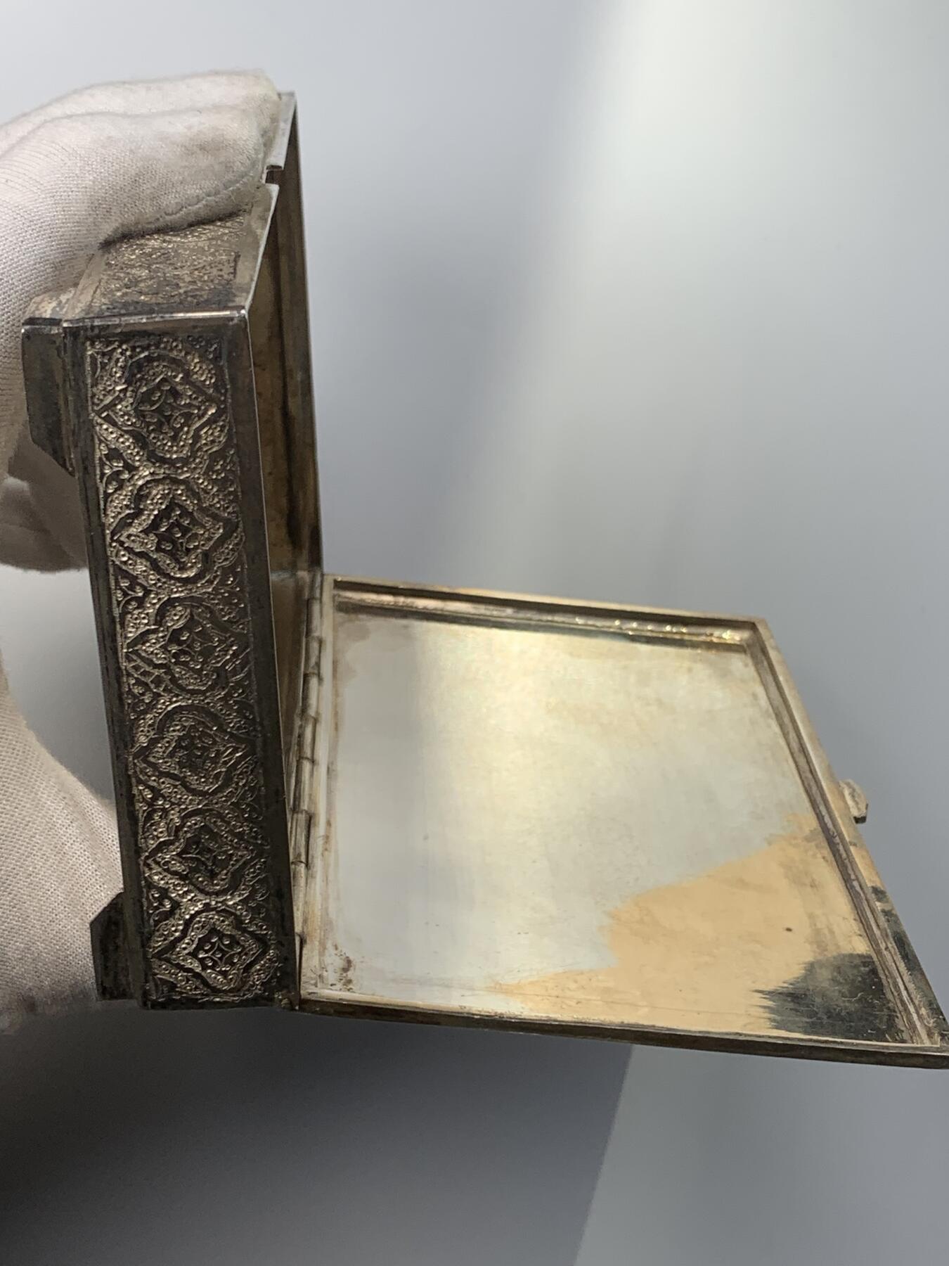 掌中浮雕-藏着的欧洲第051场 伊斯兰满工银盒，16 X 10厘米，高2.80厘米，重376.50克， 表面全手工打制伊斯兰色彩图案,（背面、一个下面角上带银戳）