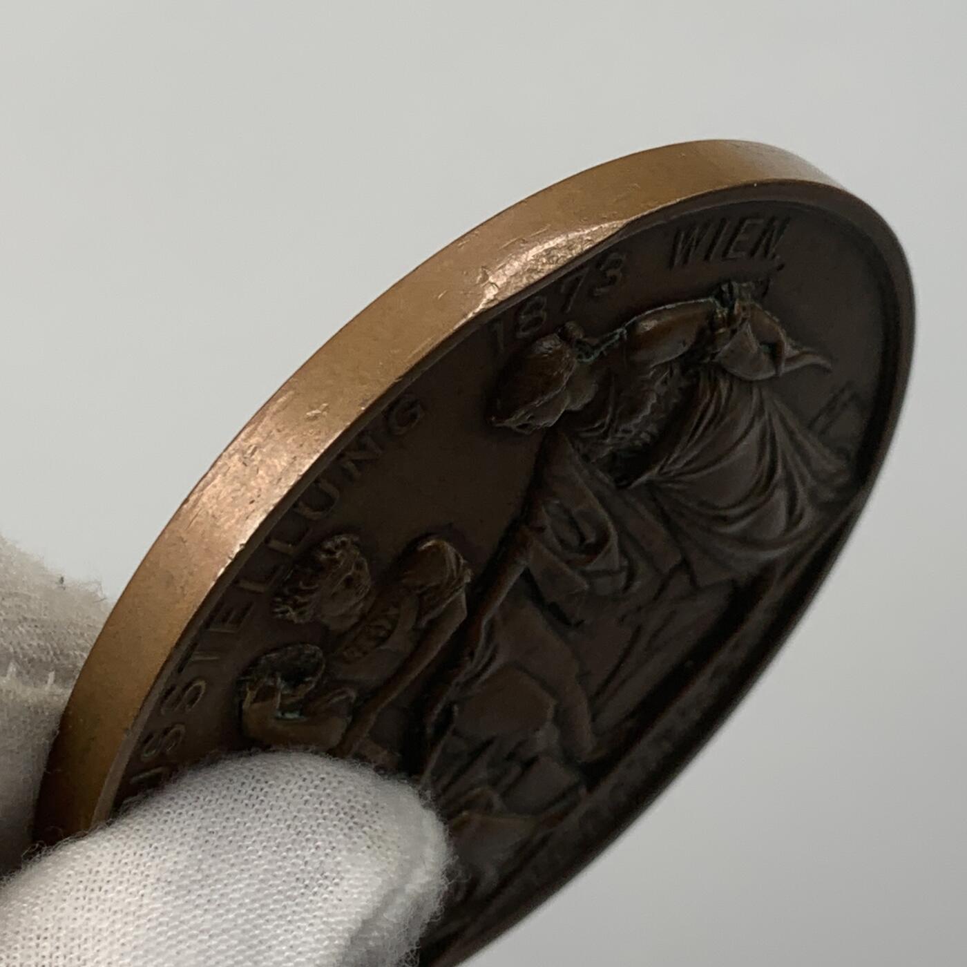 掌中浮雕-藏着的欧洲第051场 1873年奥地利维也纳世界博览会纪念大铜章，70mm，奥地利著名章牌雕刻家约瑟夫.托藤海因（Josef Tautenhayn）作品