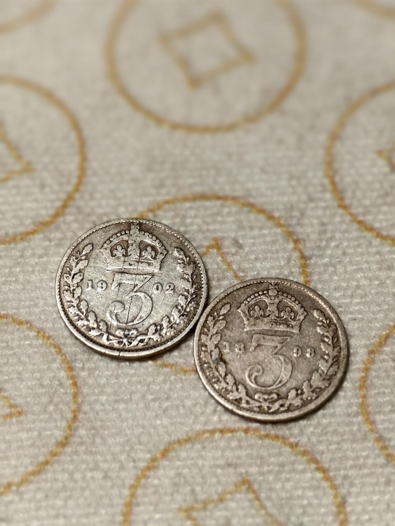 抚柳草堂-第十一期章牌钱币  奖章勋章限时免佣 满百包邮 放漏专场 1898 1902维多利亚 爱德华七世3便士银币两枚 流通好品 重2.6g