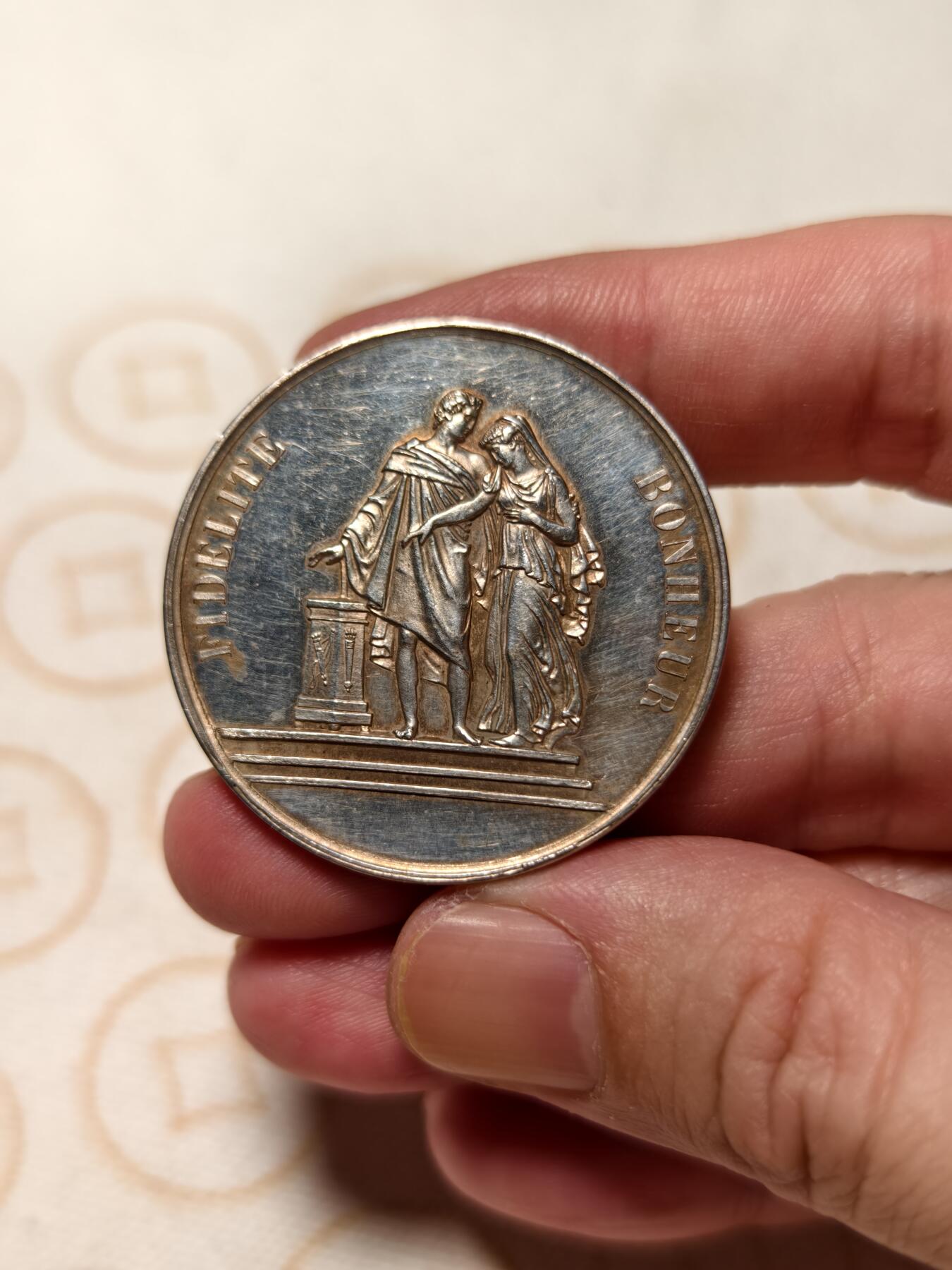 抚柳草堂-第十一期章牌钱币  奖章勋章限时免佣 满百包邮 放漏专场 1896法国婚姻与爱情纪念银章 大版直径39mm 重25.7g 丰饶角边铭 手刻花押漂亮 镜面光泽 上手极美