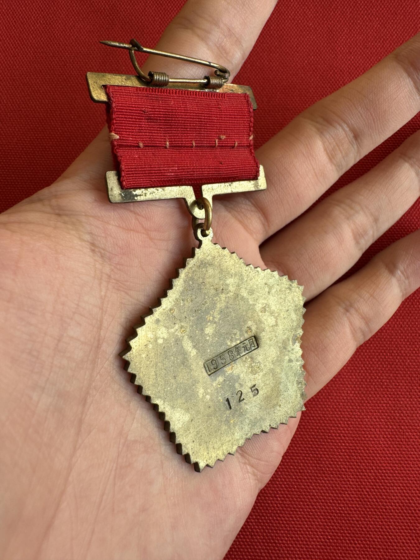 五哥徽章群   28号周三晚上八点4群联拍 铜章