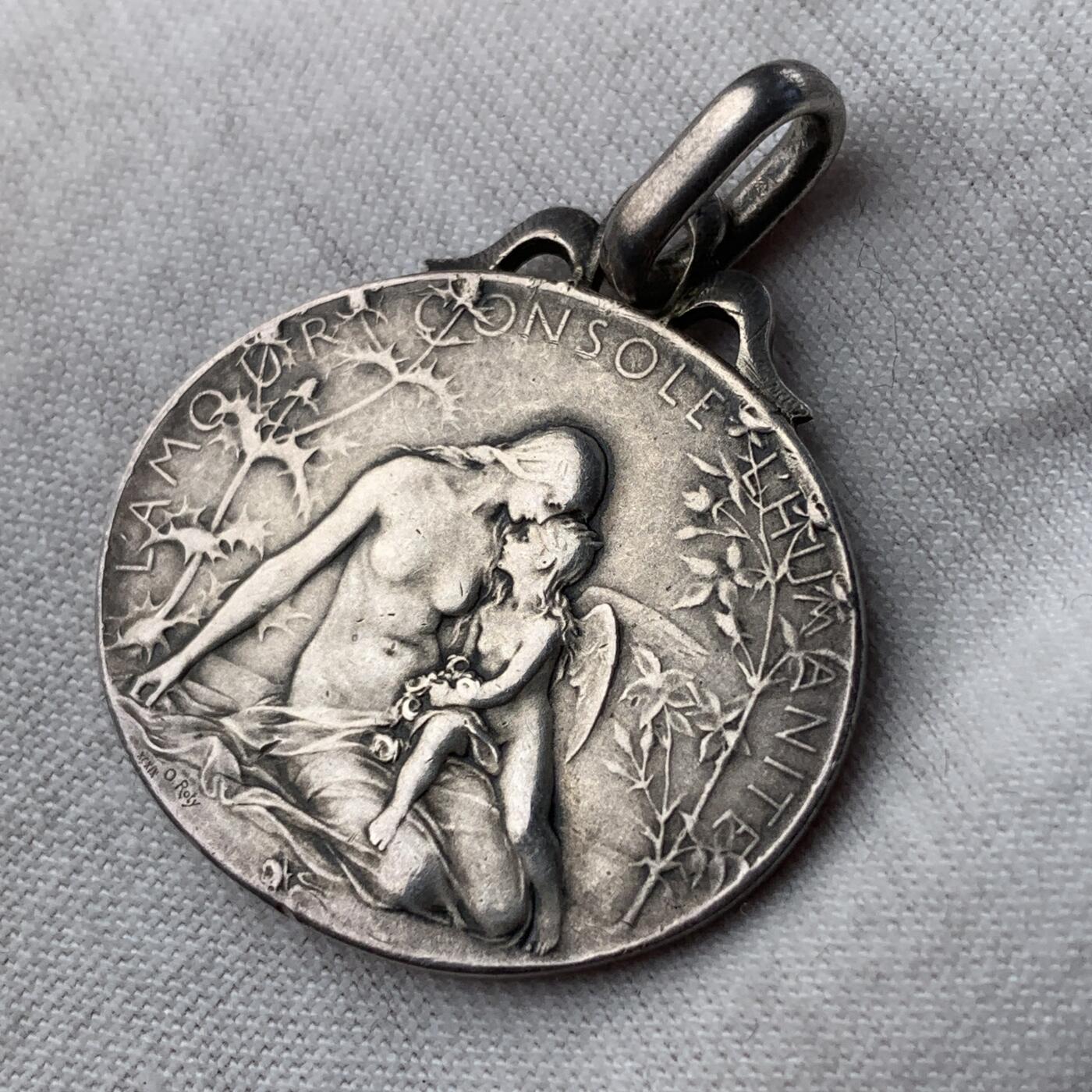 掌中浮雕-藏着的欧洲第051场 《爱抚慰人类》银章，  作者: 奥斯卡.罗蒂，  章体31* 25.5mm ，11. 4g