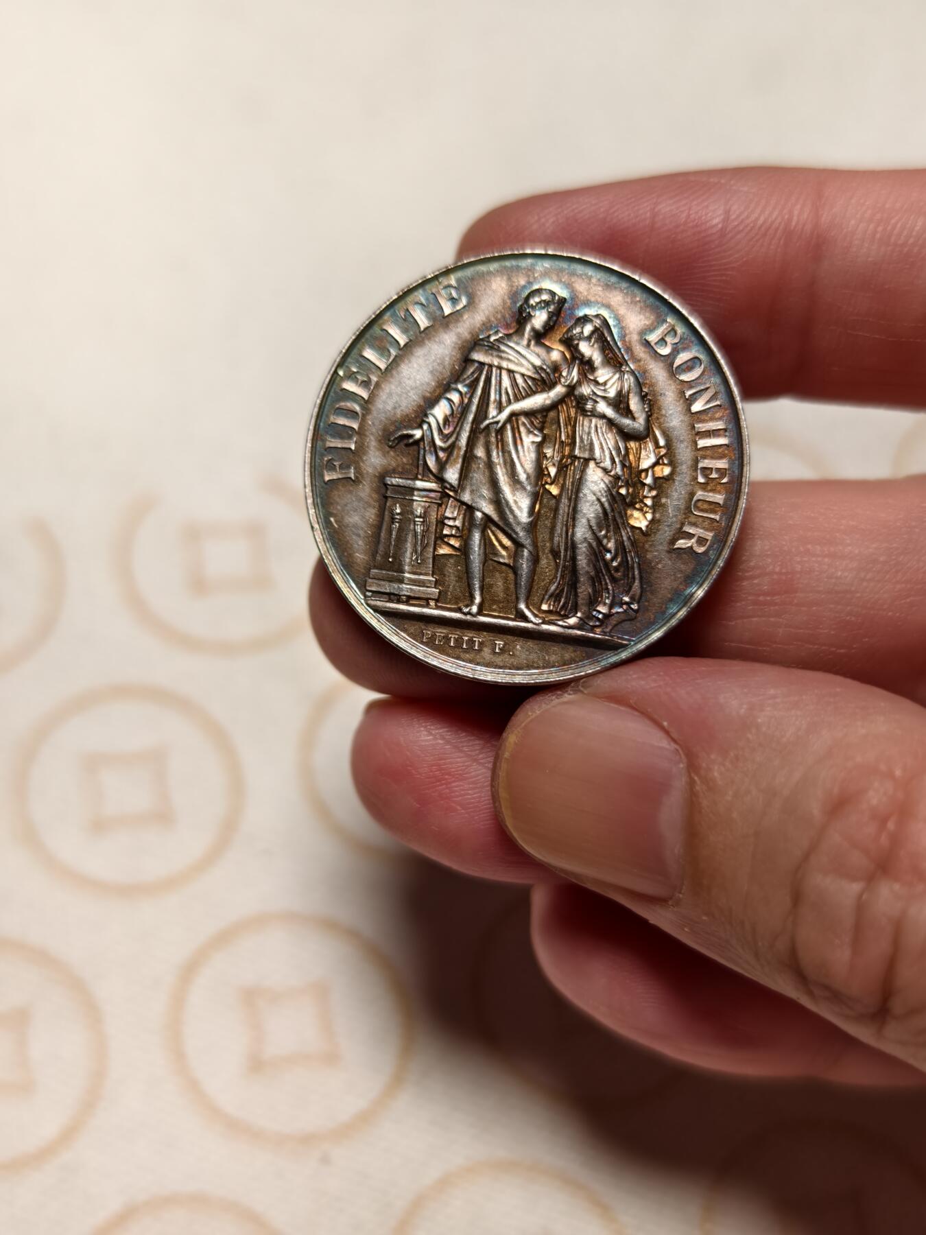 抚柳草堂-第十一期章牌钱币  奖章勋章限时免佣 满百包邮 放漏专场 19世纪法国婚姻与爱情纪念银章 950银重16.1克 直径32mm 丰饶角银标 手刻花押加五彩光 美上加美