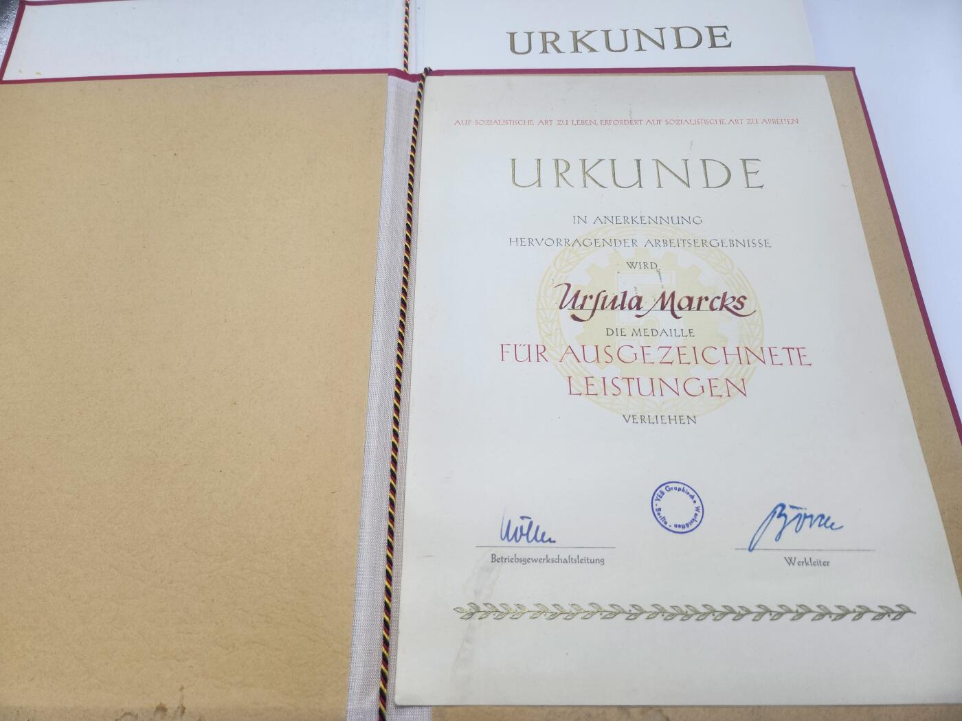 南水社首场拍卖 -东德社会主义劳动奖章证书一组授予马克斯·皮斯托尔与乌尔苏拉·马克斯