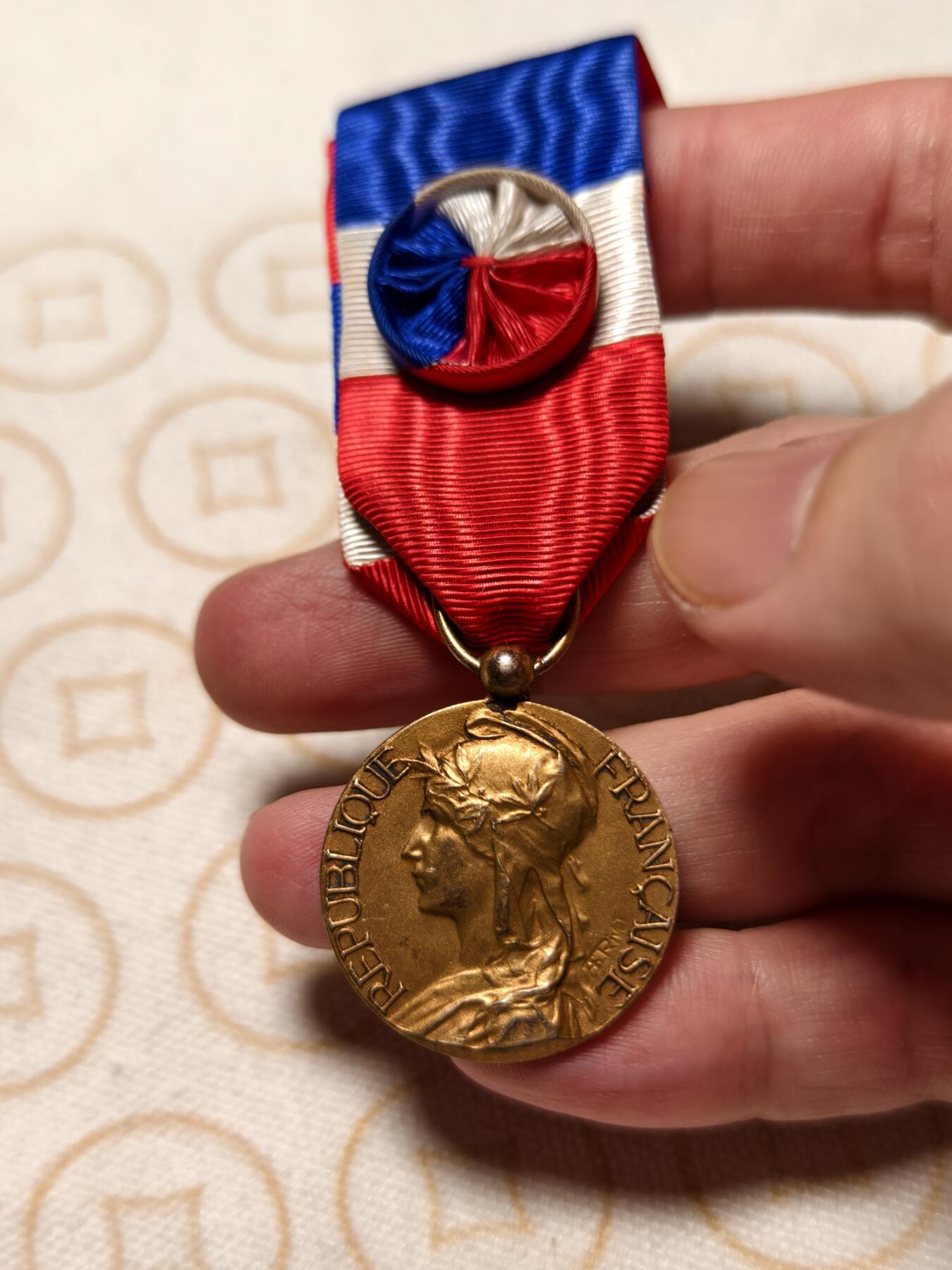 抚柳草堂-第十一期章牌钱币  奖章勋章限时免佣 满百包邮 放漏专场 法国金级劳动部荣誉奖章  950银镀金双标 去掉绶带净重9.3g