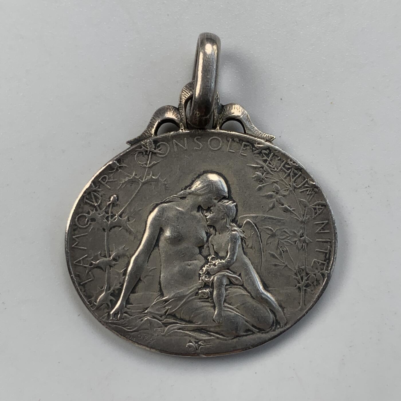 掌中浮雕-藏着的欧洲第051场 《爱抚慰人类》银章，  作者: 奥斯卡.罗蒂，  章体31* 25.5mm ，11. 4g