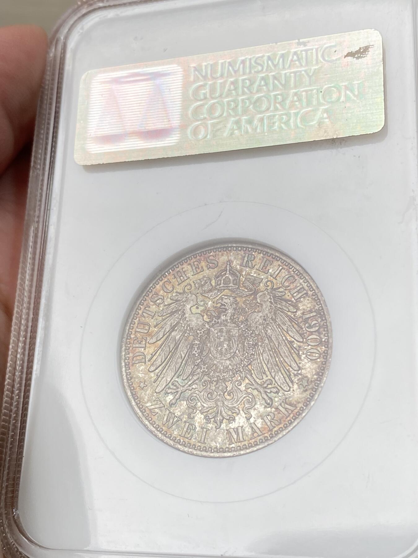 万国钱币拍卖第060期（万国六十期纪念大拍） NGC MS66 1900普鲁士威廉二世流通长翅2马克 高品罕见年份 油润丝绒五彩 肉眼无暇GEM品质 小中见大的顶级品相 NGC古董三明治盒