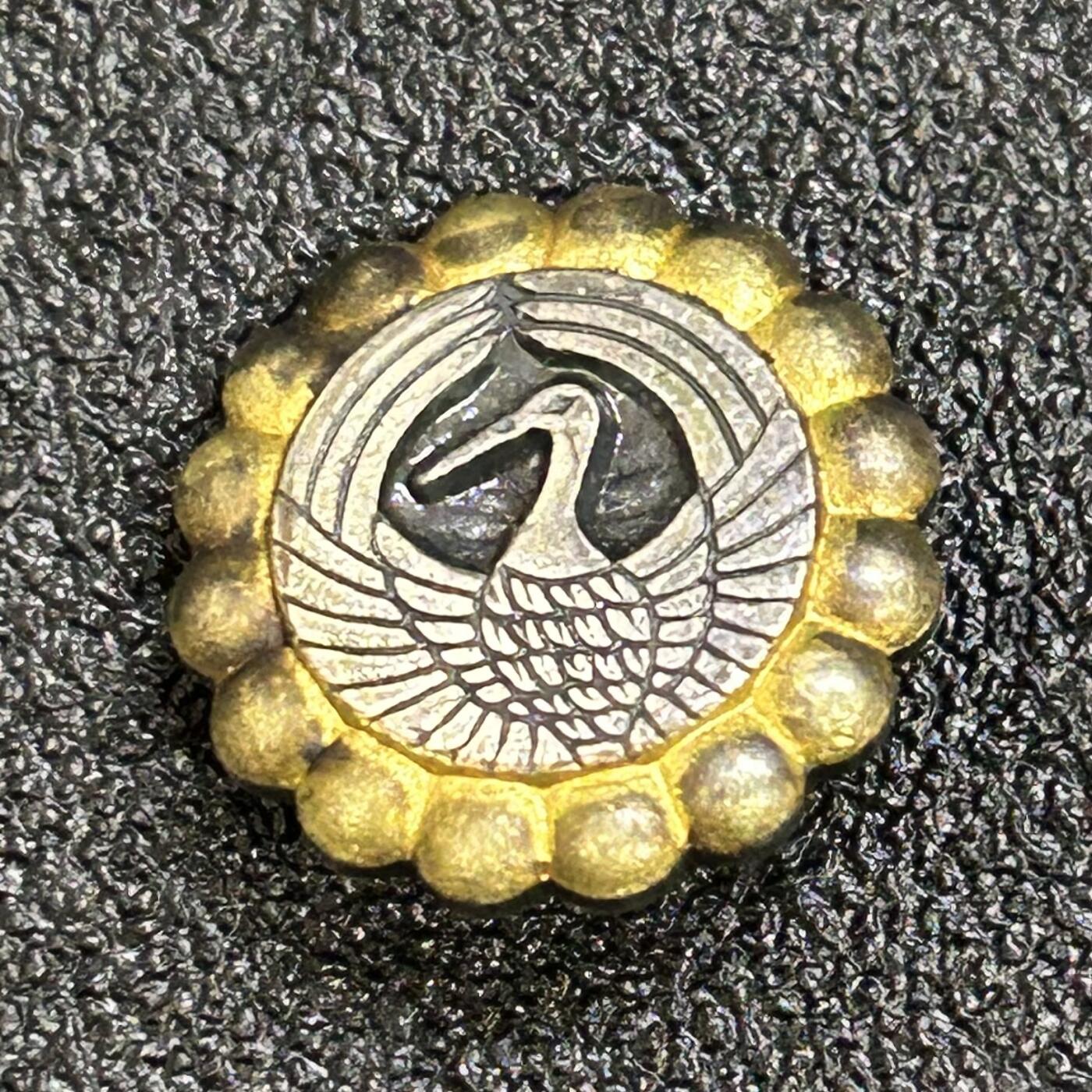 西秦中古拍卖第七十四期 日本昭和时代 纯银镀金小徽章 银制有纯银标 重2.8克