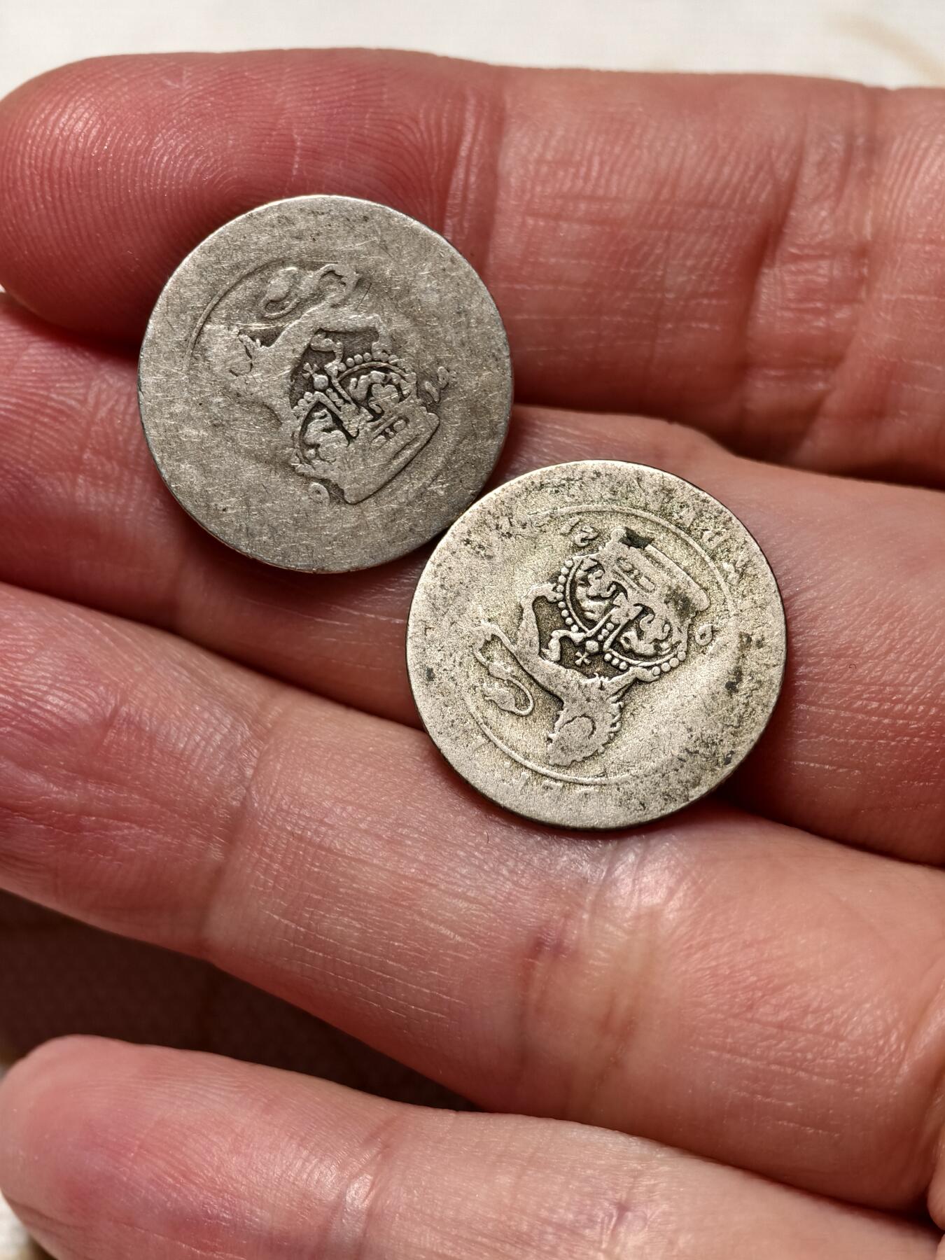 抚柳草堂-第十一期章牌钱币  奖章勋章限时免佣 满百包邮 放漏专场 1914 1921乔治五世6便士银币两枚 1914高银版 流通品相 重5.3g