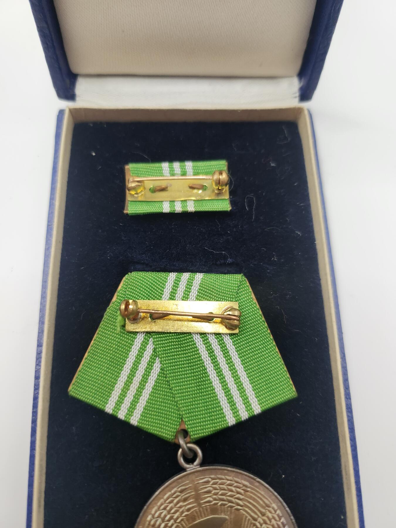 南水社首场拍卖 民主德国内政部银级武装力量忠诚服役10年奖章,盒略齐全完好，章体上挂别针有瑕