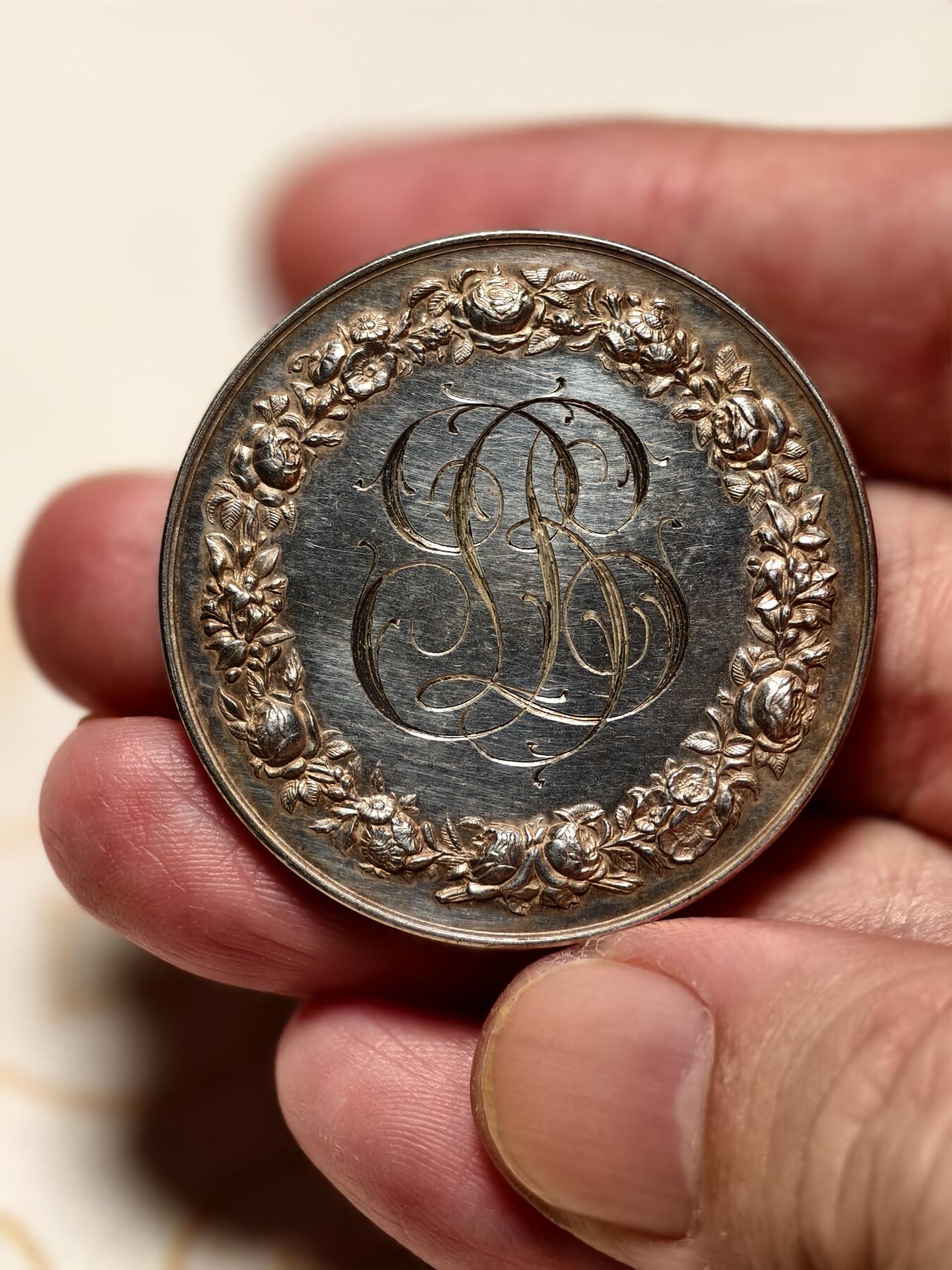 抚柳草堂-第十一期章牌钱币  奖章勋章限时免佣 满百包邮 放漏专场 1896法国婚姻与爱情纪念银章 大版直径39mm 重25.7g 丰饶角边铭 手刻花押漂亮 镜面光泽 上手极美