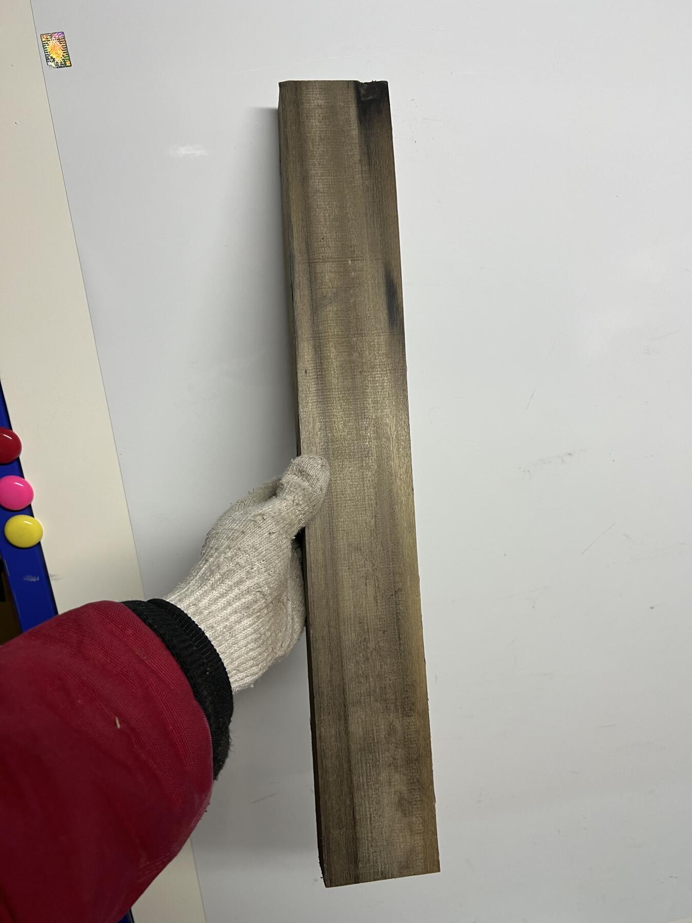 零元拍：NO.15 乌木金丝楠 可做镇尺 切牌子，无需打磨就已经金光闪闪。满金丝药香，尺寸约：49.5/7/3.5厚CM。