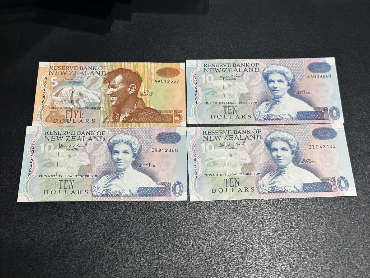 《外钞收藏家》第六百零五期（精选场）（本平台长期征集拍品、欢迎藏友们联系合作） 新西兰5和10元 2张AA冠+1张10元无47尾88+1张10元补号 全新UNC 有一张边上轻微潮