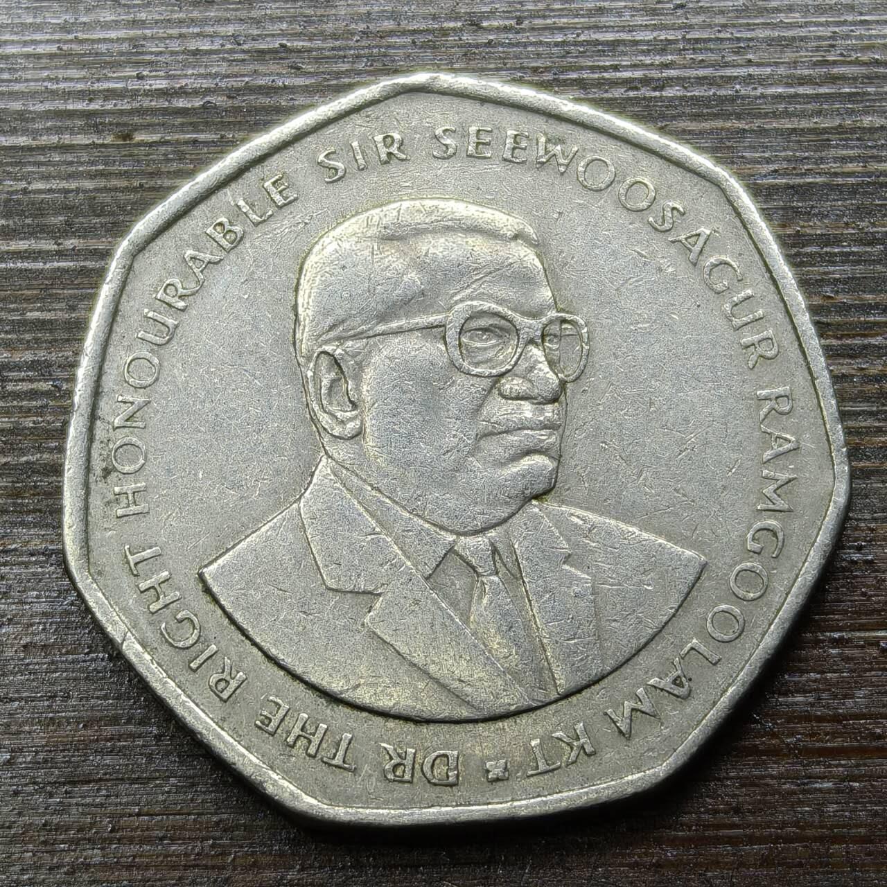 【铜匠收藏】★第141★散币专场 不寄存，30包邮。不满30元，支付5元运费。《接受代拍 代送NGC评级》 57【无寄存】毛里求斯 1997年 10卢比 铜镍币