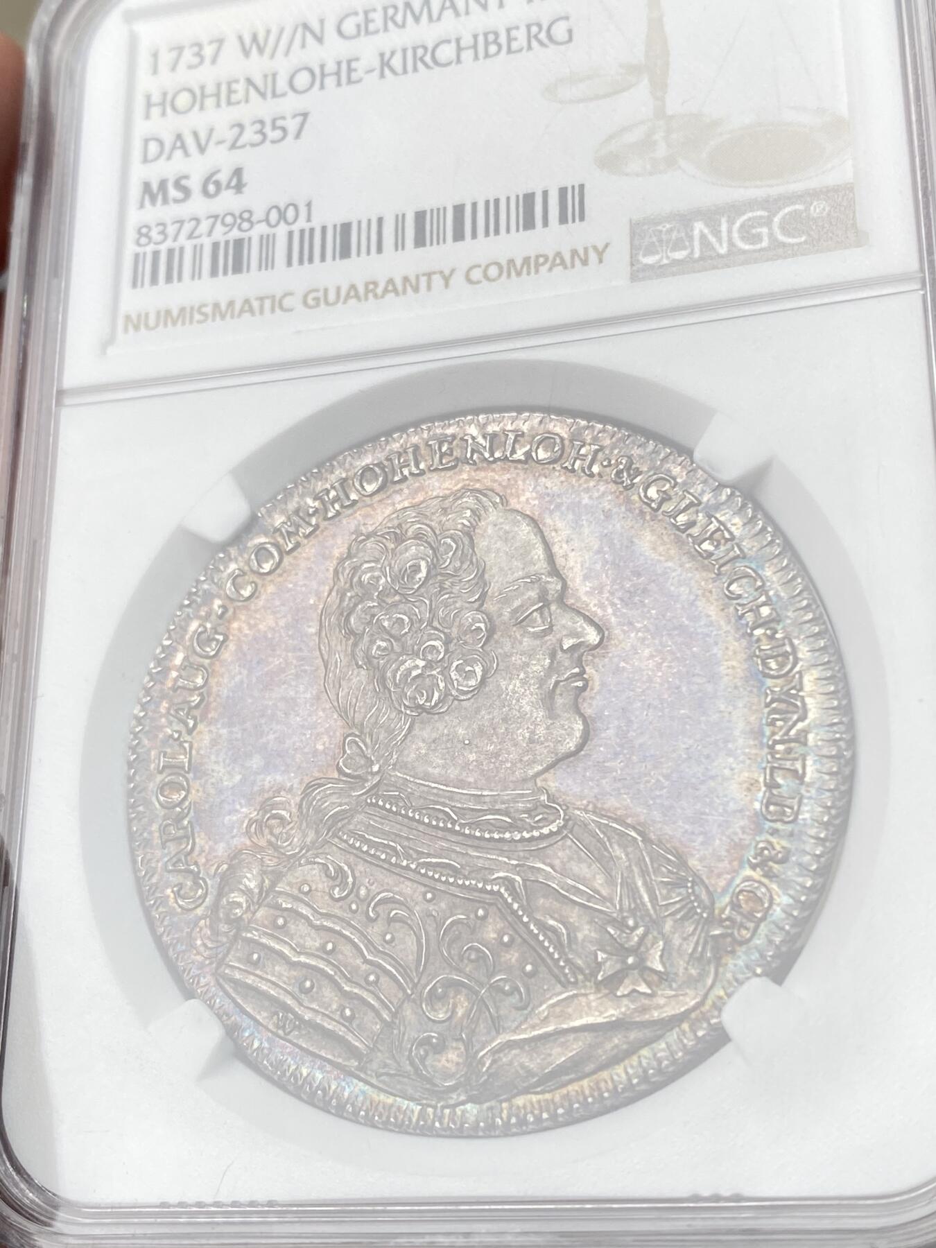 万国钱币拍卖第060期（万国六十期纪念大拍） NGC MS64 NGC MS64 1737年德国霍亨洛赫-凯奇贝格卡尔·奥古斯特伯爵火鸟大泰勒 发行量极少的小邦名誉品种 无论包浆还是打制皆属顶级的存在 均匀一色的欧陆深五彩包浆覆盖 人物服饰及勋章细节刻画异常华丽 在十八世纪早期就有如此精湛的铸币工艺实在令人惊叹