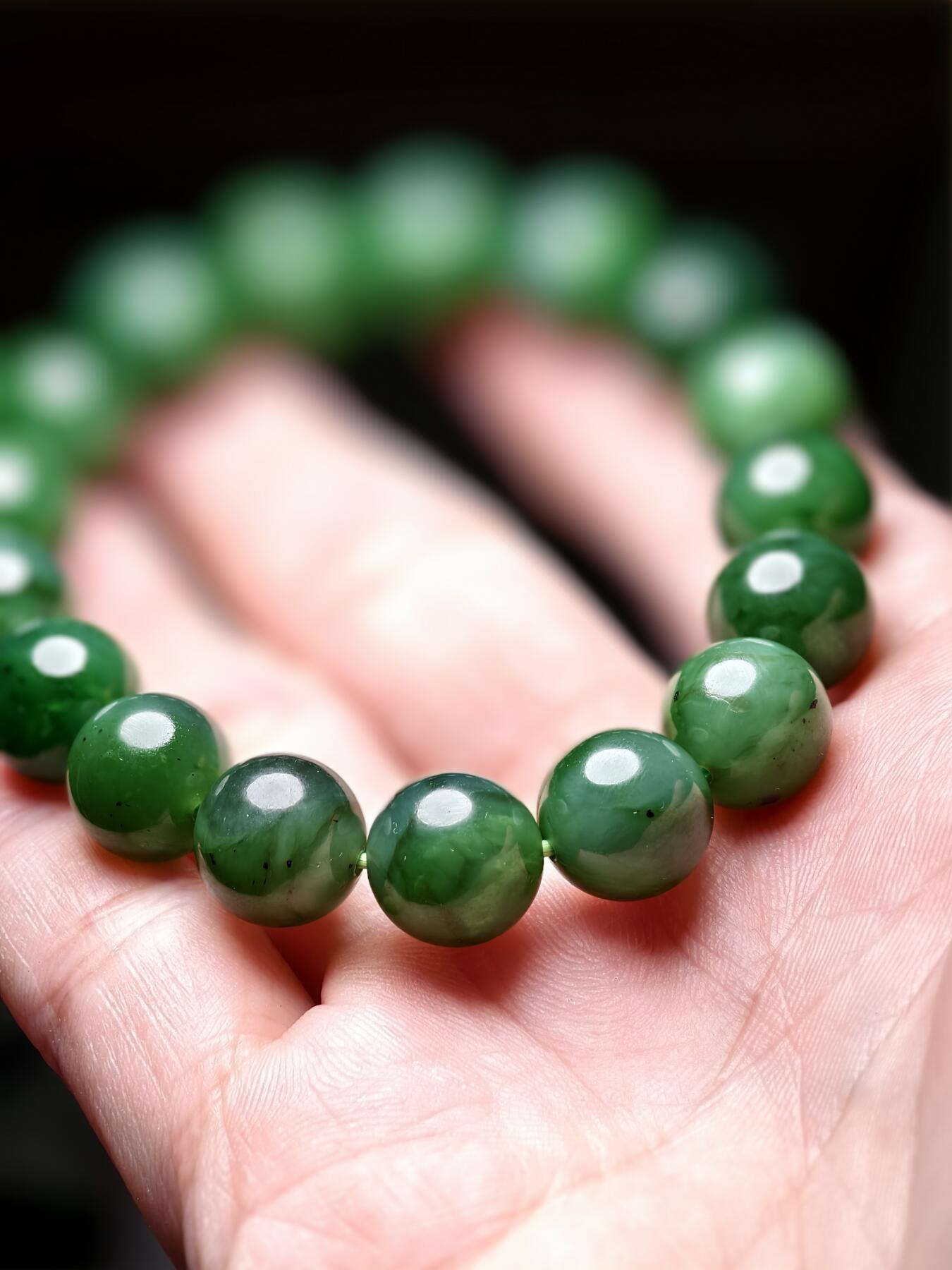 抚柳草堂-第十一期章牌钱币  奖章勋章限时免佣 满百包邮 放漏专场 和田玉碧玉圆珠手串 永久保真包过国检 结构紧密丝绢光泽 珠径适中 颜色浓郁 上身效果佳 微有纹裂黑点 珠径(mm):11.7;重量(g):45.5