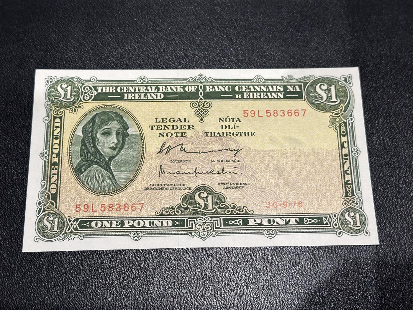 《外钞收藏家》第六百零五期（精选场）（本平台长期征集拍品、欢迎藏友们联系合作） 1976年爱尔兰1镑 拉弗雷夫人 近全新 有个荧光斑