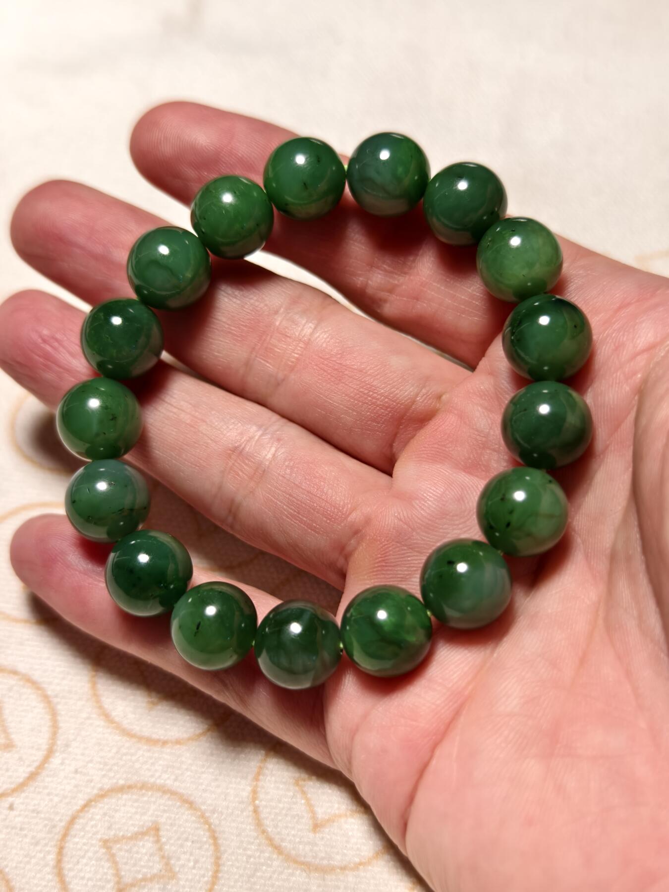 抚柳草堂-第十一期章牌钱币  奖章勋章限时免佣 满百包邮 放漏专场 和田玉碧玉圆珠手串 永久保真包过国检 结构紧密丝绢光泽 珠径适中 颜色浓郁 上身效果佳 微有纹裂黑点 珠径(mm):11.7;重量(g):45.5