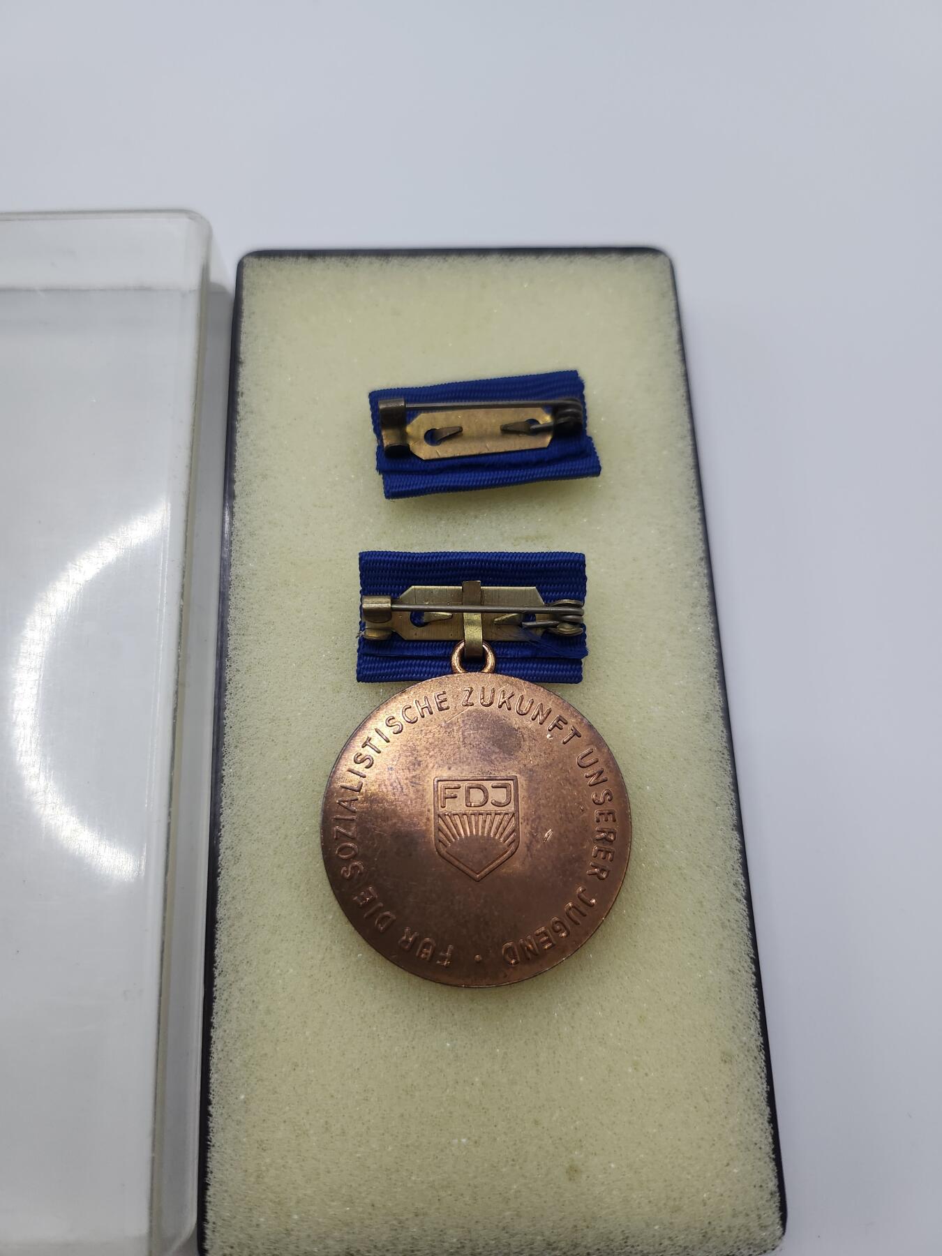 南水社首场拍卖 民主德国德意志自由青年同盟铜级阿图尔·贝克奖章 盒略章齐全 完好