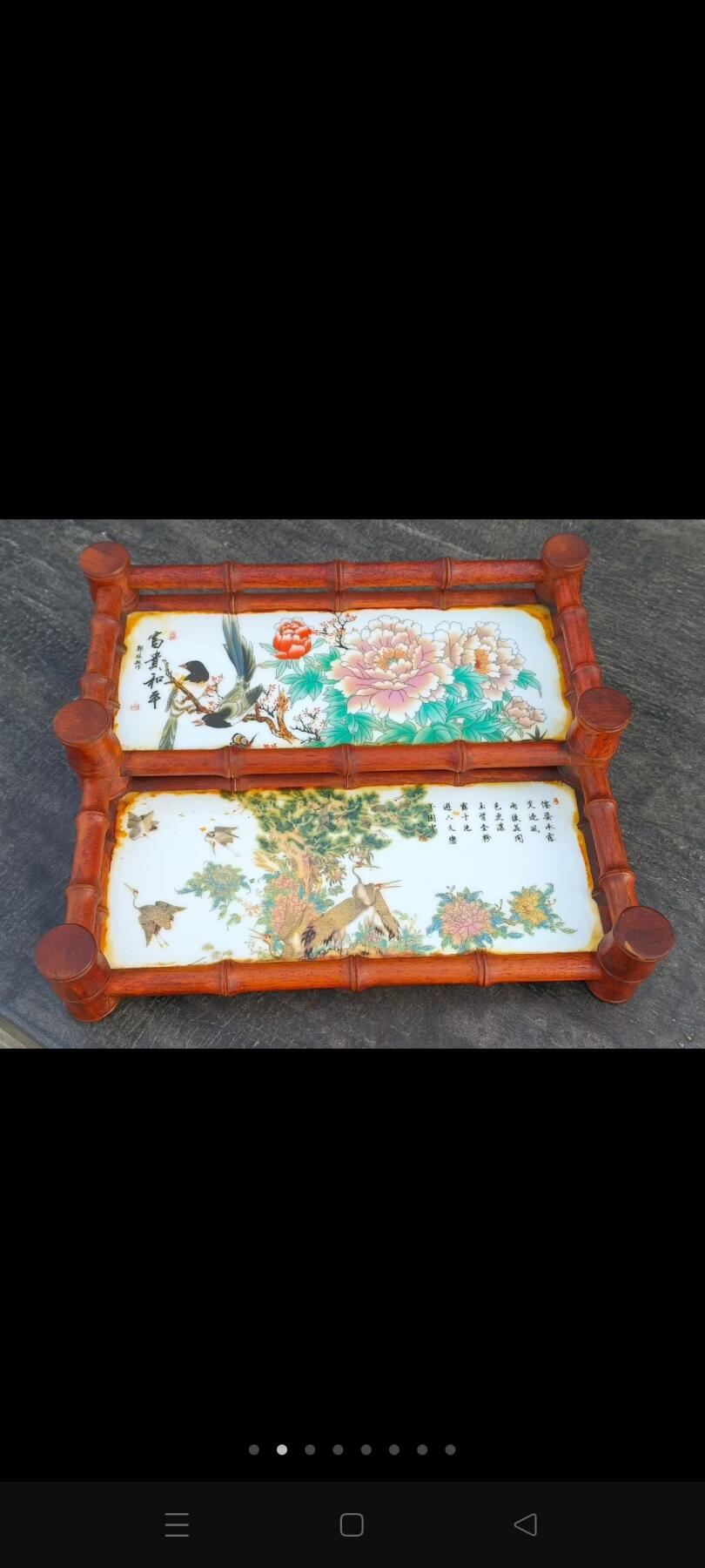 黄花梨木竹节工，连体瓷板画，富贵和平，小茶桌一件。小巧精致，做工线条优美，大有明式傢俱风格。瓷板画，画工精湛，惟妙惟肖活灵活现，值得拥有。 尺寸长宽高31/28/8Cm。