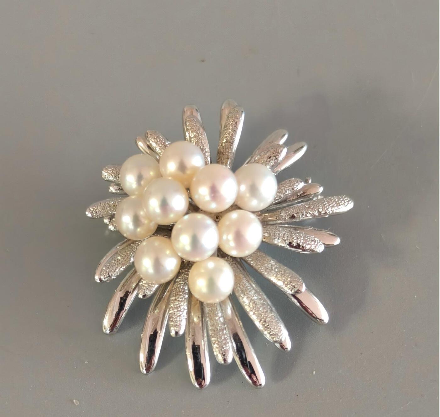 上海都达杂项专场九（全场包邮） 民国 御本木真珠店 纯银镶天然珍珠花卉形胸针1-354