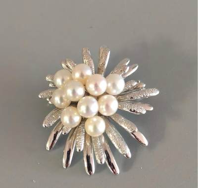 上海都达杂项专场九（全场包邮） - 民国 御本木真珠店 纯银镶天然珍珠花卉形胸针1-354