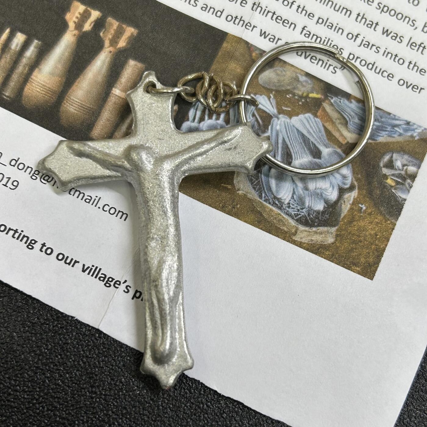 西秦中古拍卖第七十四期 老挝秘密战争纪念品 用秘密战争时期美国空袭老挝坠毁的飞机、空投未爆弹制作的十字架 带说明书