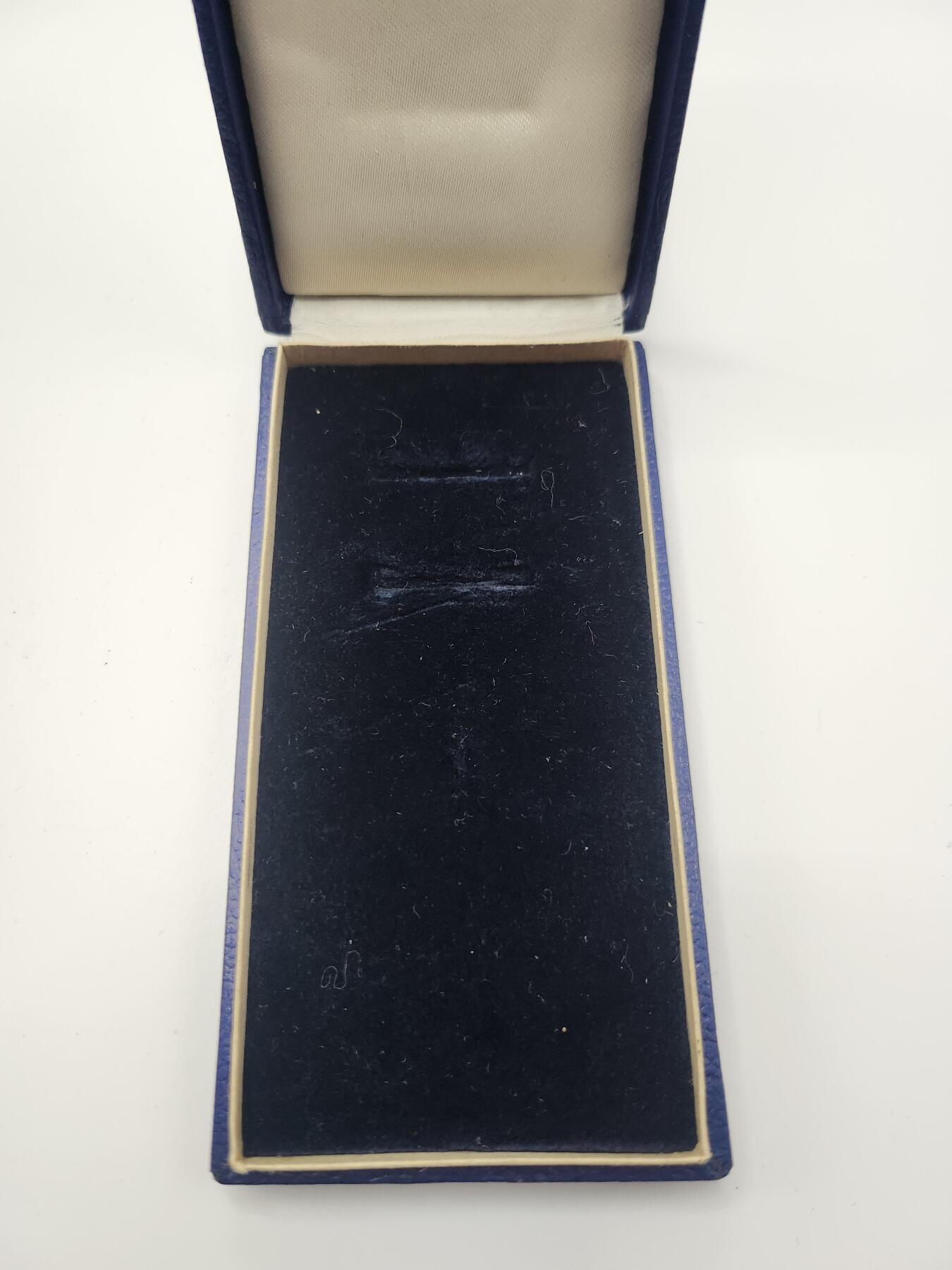 南水社首场拍卖 民主德国内政部银级武装力量忠诚服役10年奖章,盒略齐全完好，章体上挂别针有瑕