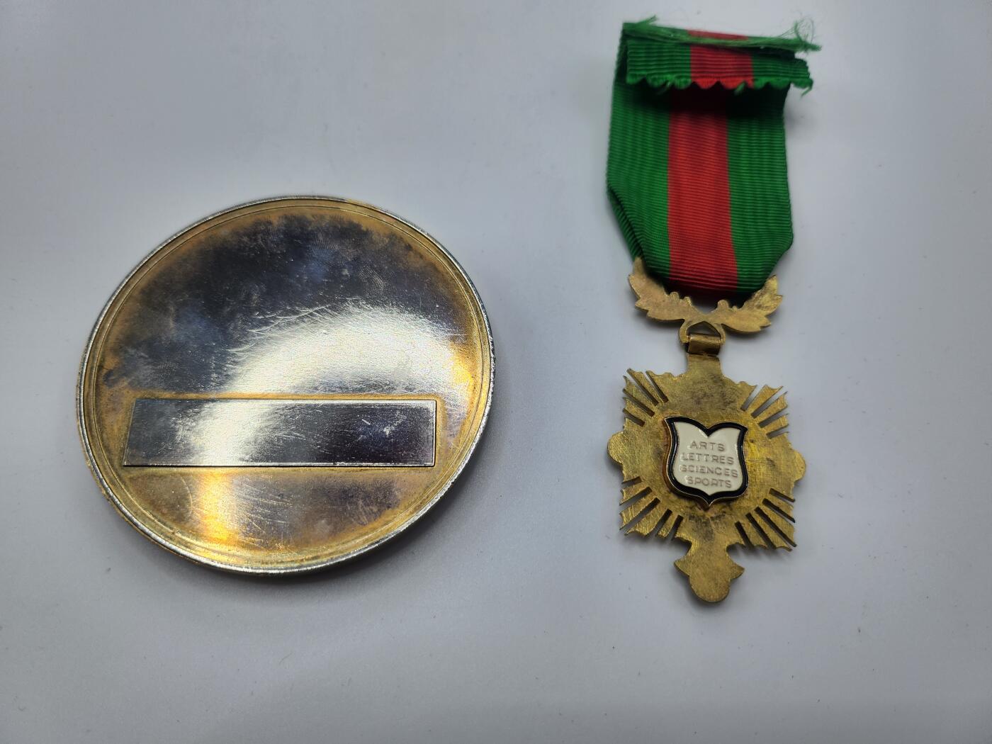 南水社首场拍卖 法国骑士级文化发展奉献功绩勋章和纪念章珐琅有裂纹 品相如图