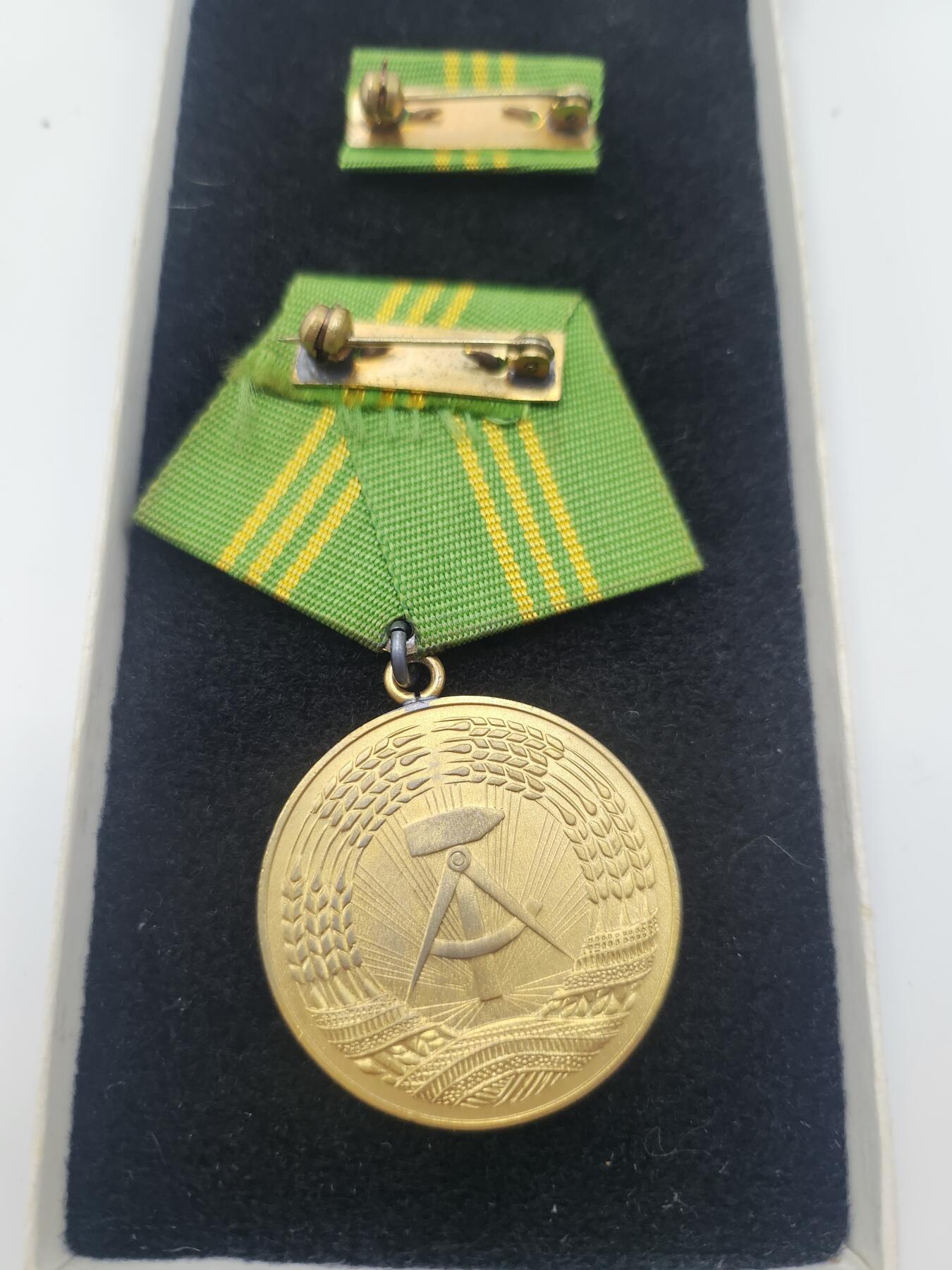 南水社首场拍卖 民主德国内政部金级武装力量忠诚服役15年奖章，章体盒略均完好