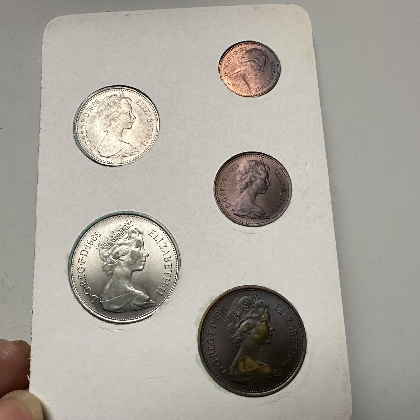 🌹外币初藏🌹🐯2026年第13场  每周二四六晚8️⃣点 接代拍 英国十进制新便士五枚套原装册 a