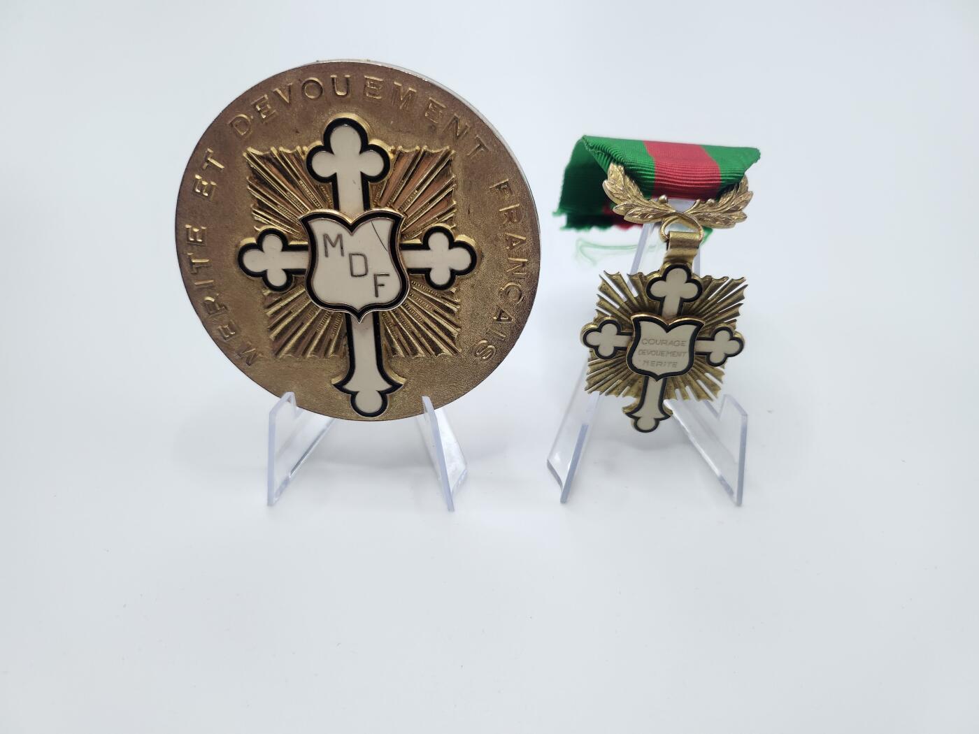 南水社首场拍卖 法国骑士级文化发展奉献功绩勋章和纪念章珐琅有裂纹 品相如图