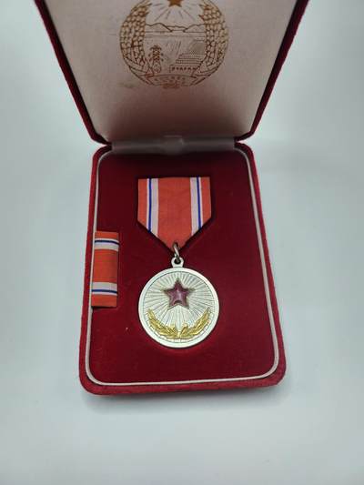 南水社首场拍卖 - 在日朝鲜人联合总会功劳奖章章体盒略均完好，品相良好