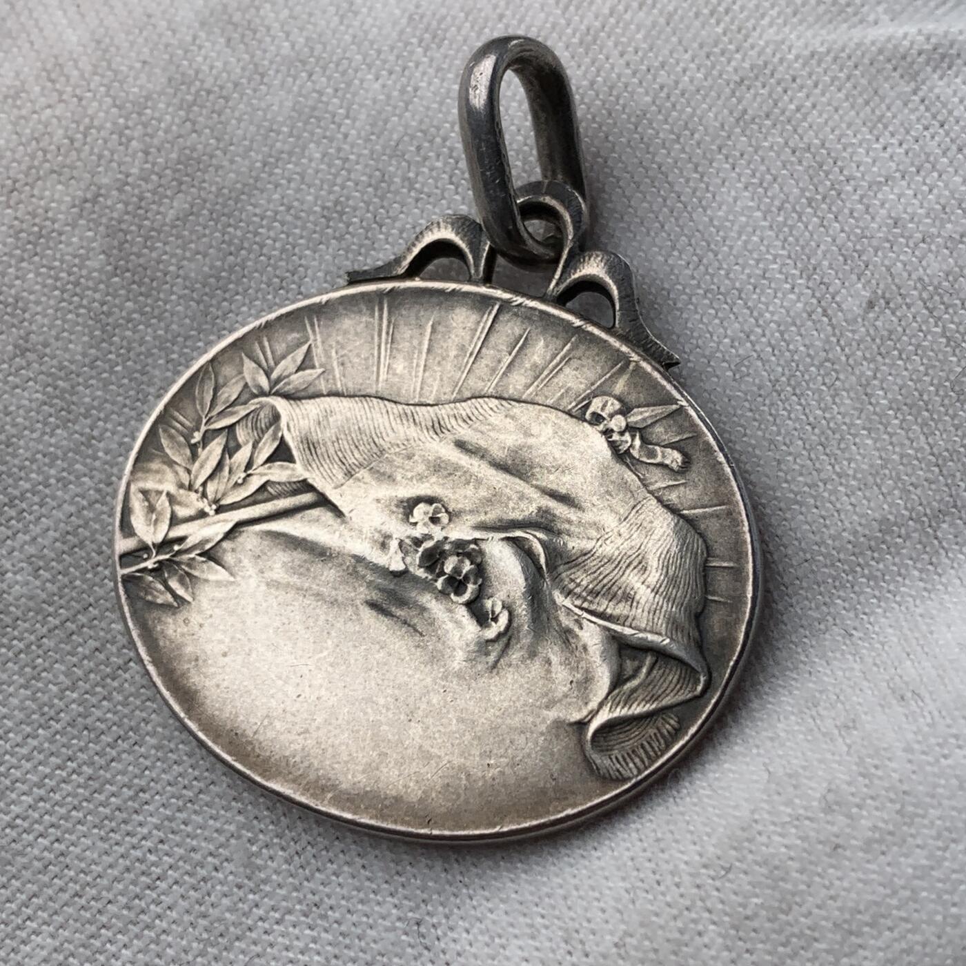 掌中浮雕-藏着的欧洲第051场 《爱抚慰人类》银章，  作者: 奥斯卡.罗蒂，  章体31* 25.5mm ，11. 4g