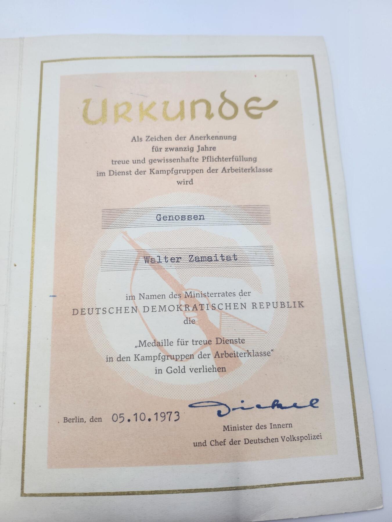南水社首场拍卖 民主德国金级工人阶级战斗队服务奖章证书 获得者瓦尔特·扎迈塔特