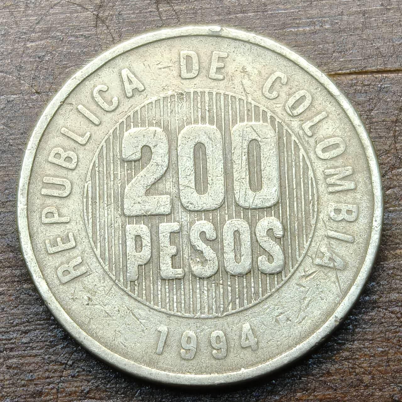 【铜匠收藏】★第142★散币专场 不寄存，30包邮。不满30元，支付5元运费。《接受代拍 代送NGC评级》 10【无寄存】1994年 哥伦比亚 200比索 镍铜硬币