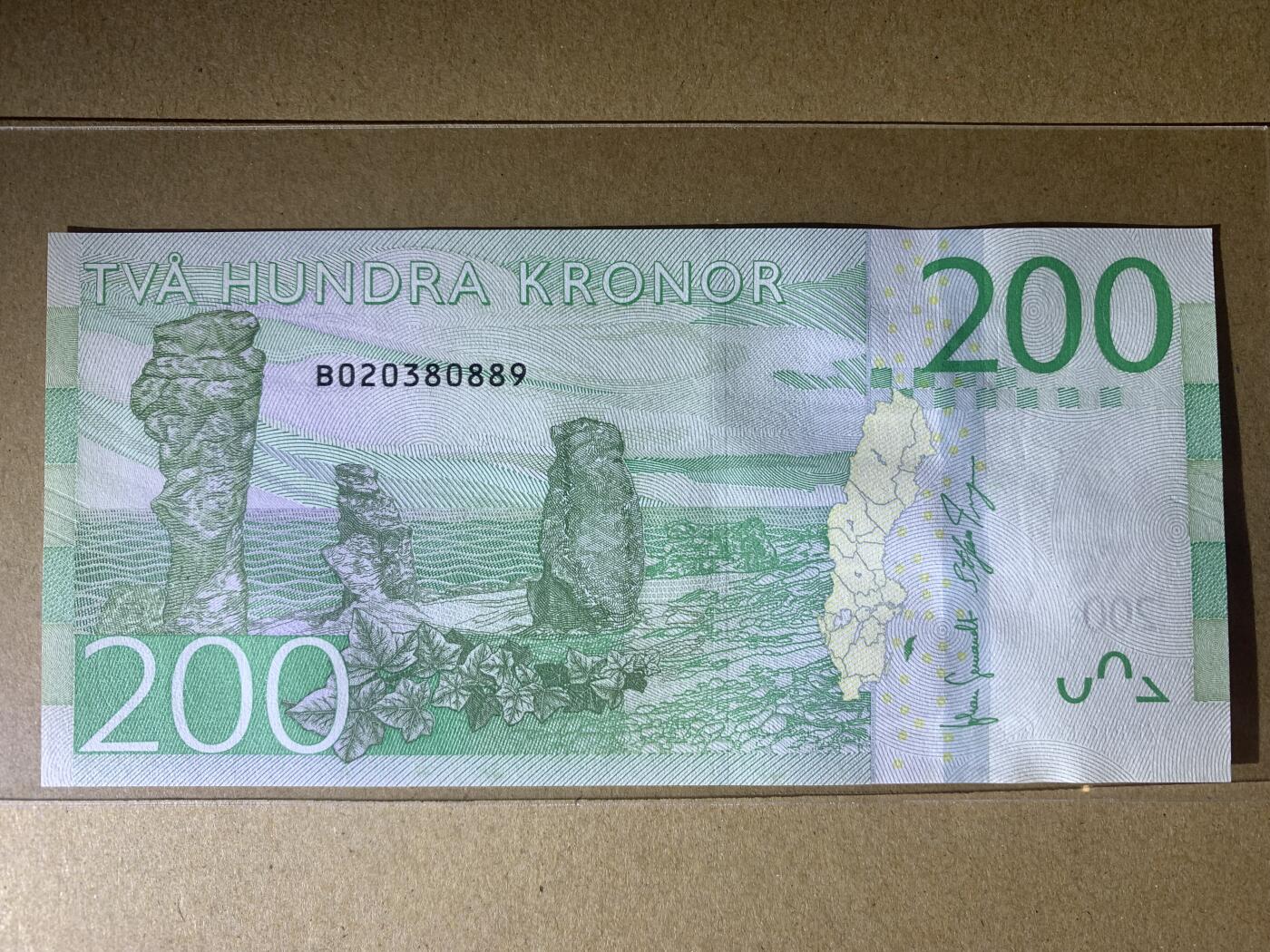 【礼羽收藏】🌏世界钱币拍卖第123期 【B020380889】全新UNC 2015年瑞典200克朗纸币 首年首发B冠，无47尾889 永恒号 刀拆绝品，长号无47不容易，号码干净漂亮 稀少面值币种量小市面能见到基本都带47号码不佳，配套必备