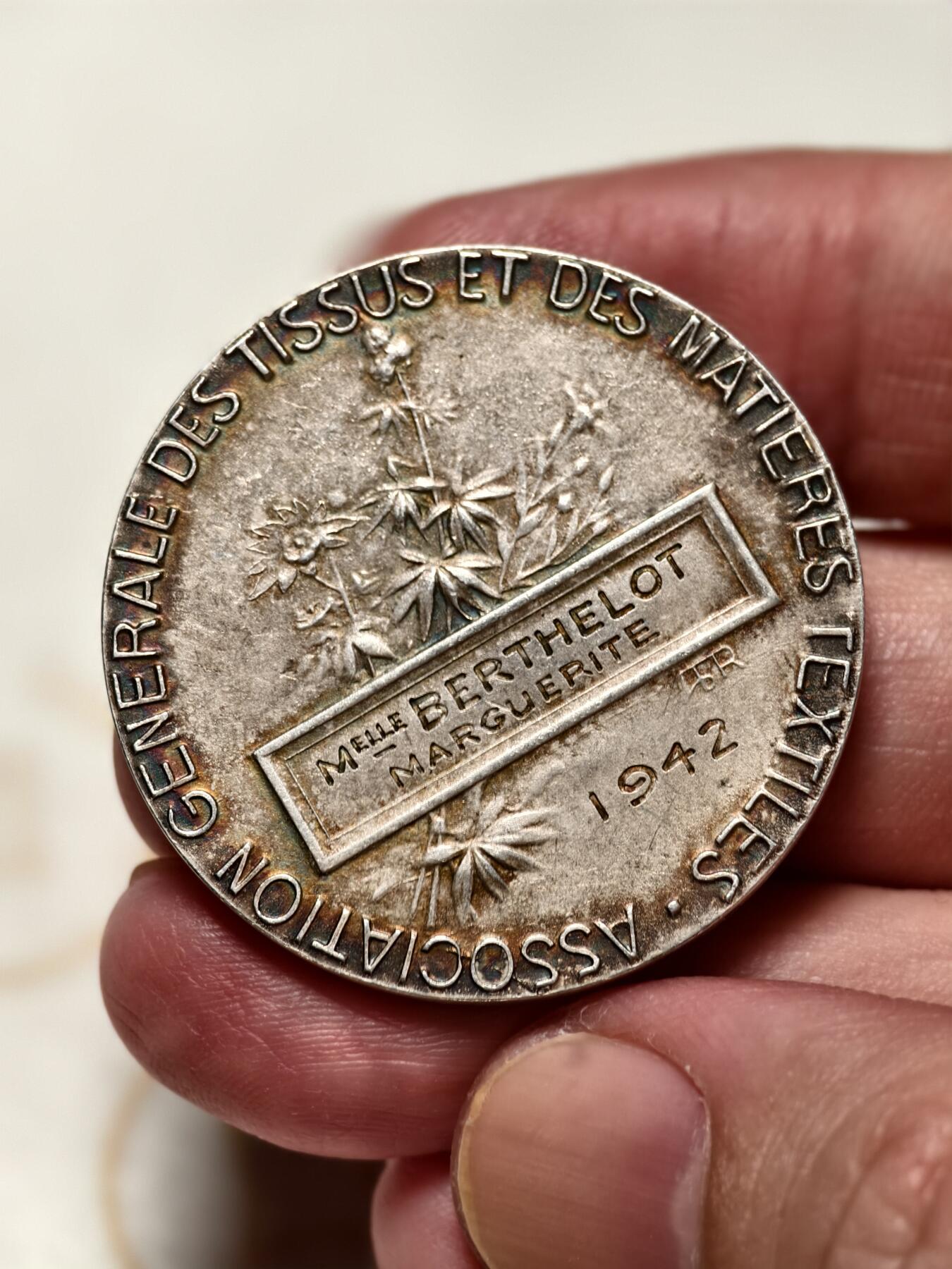 抚柳草堂-第十一期章牌钱币  奖章勋章限时免佣 满百包邮 放漏专场 1942法国纺织协会镀银大铜章   直径36mm   重量21.3g 品相不错