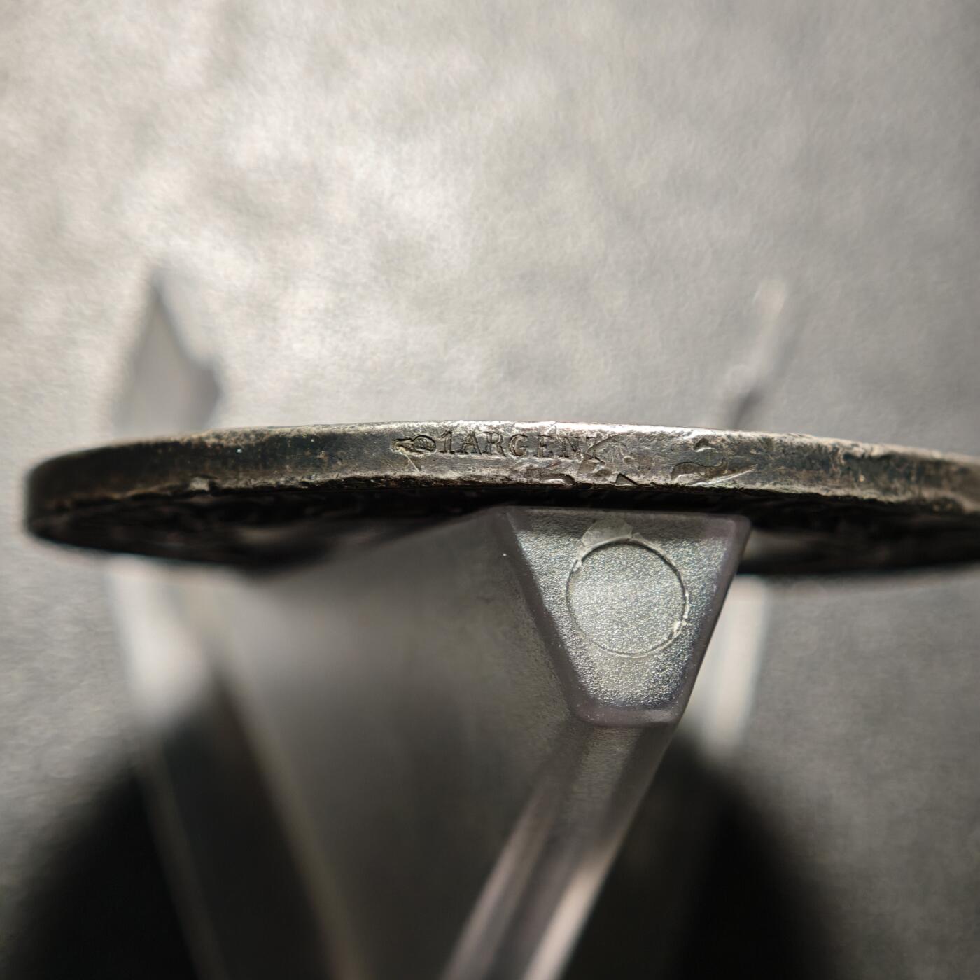 【德藏】世界币章拍卖第163期（拍品征集中~欢迎藏友联系） 1908年 法兰西勒瓦卢瓦-佩雷理工协会自由、平等、博爱大银章 正面是头戴光芒四射的冠冕、手持麦穗与橄榄枝的‌玛丽安娜站立形象和两位小天使，背面是背面是橄榄枝交叉形成的花环和文字，少见品种 直径约：50.8mm；重约：60.5g