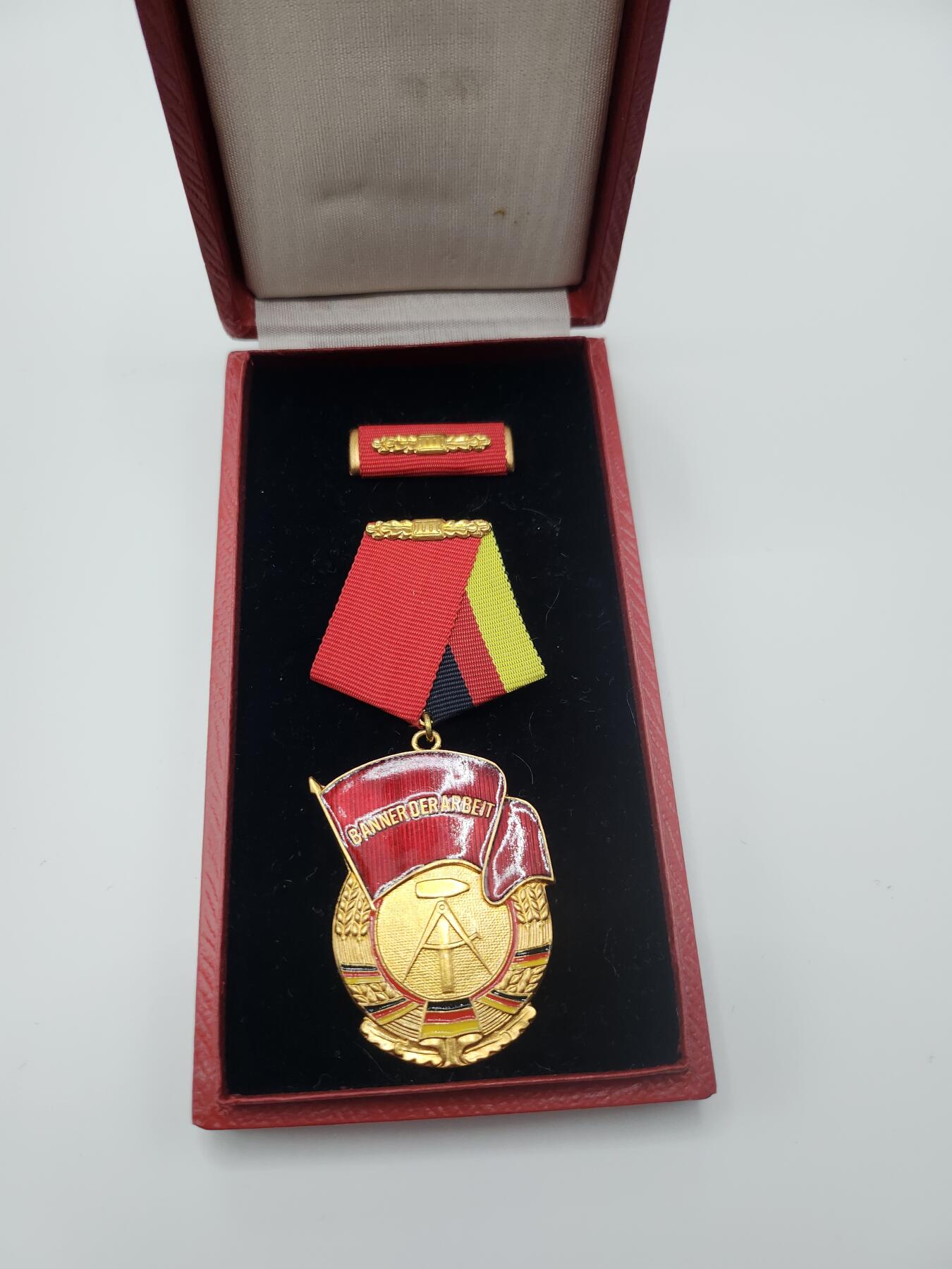 南水社首场拍卖 民主德国三级劳动红旗勋章 章体，盒略均完好