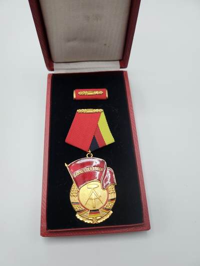 南水社首场拍卖 - 民主德国三级劳动红旗勋章 章体，盒略均完好