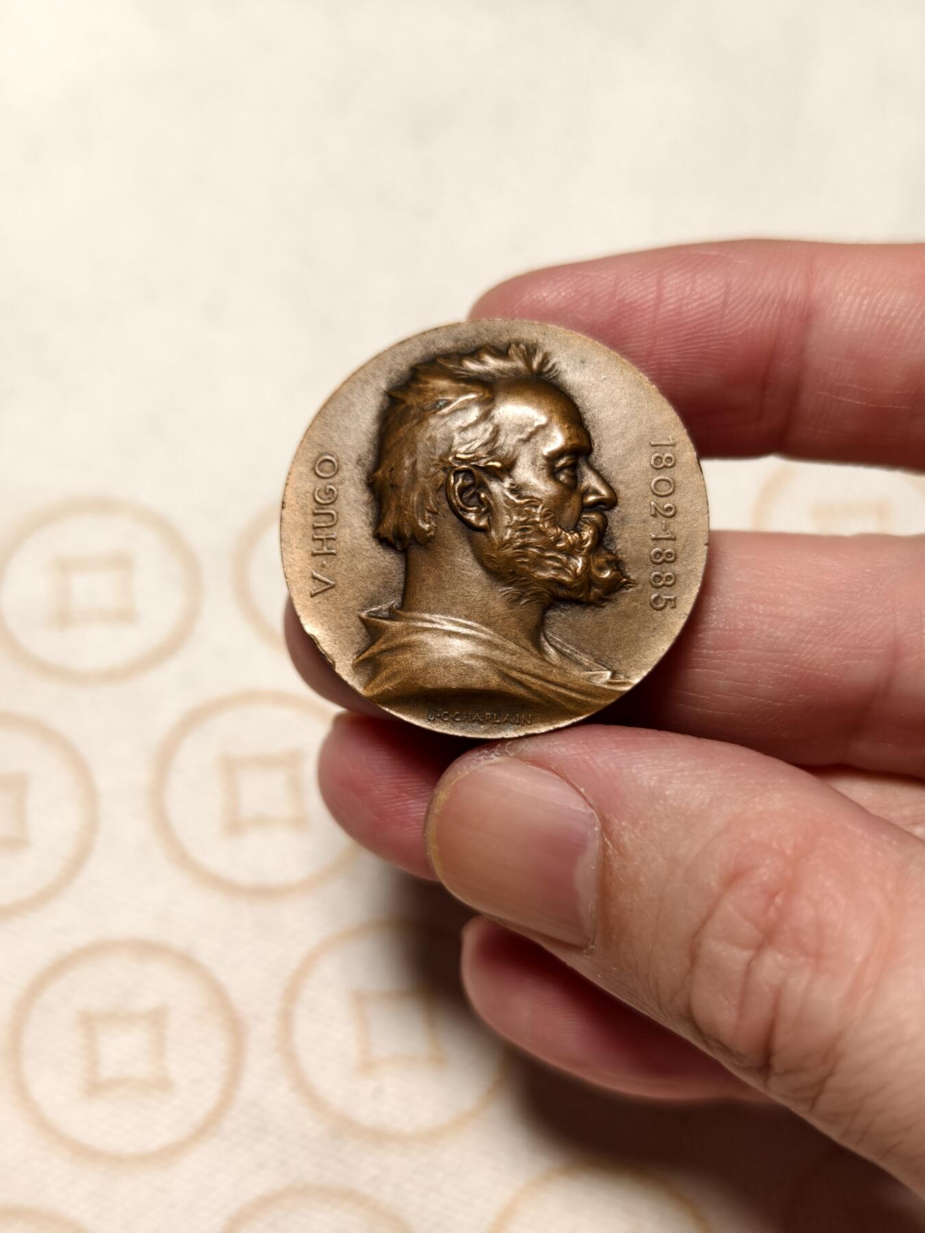 抚柳草堂-第十一期章牌钱币  奖章勋章限时免佣 满百包邮 放漏专场 1902法国文豪维克多·雨果诞辰百年大铜章  大师夏普兰作品  直径34mm   重量17.6g